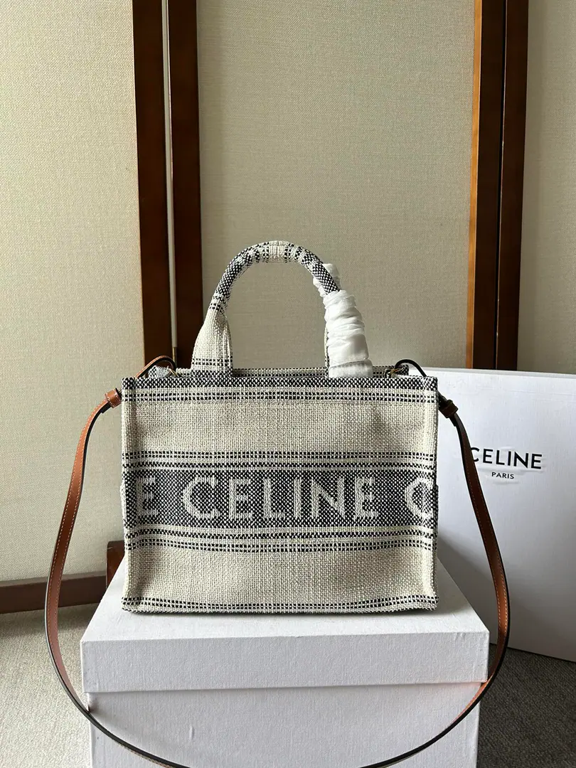 New items online.🅰️🅰️ CABAS THAIS SmallCeline ♪ Bring the stripes ♪ 🉑️Handbag./🉑️- A shoulder bag./🉑️Slanting bag！ This is the latest to be introduced by season limits.. Use fabric And the leather and grass. The fabric is more durable. Comfortable., 🧲The bag is equipped with brown leather belts., Daily attendance It's very practical at work. It's touching.. Match it.: A hundred. Comfortable., - I'm on duty. Leisure and sex. Capacity: No doubt about the capacity. - It's a tack.👍🏻 Paragraph: 199162 Dimensions: 26x19x13