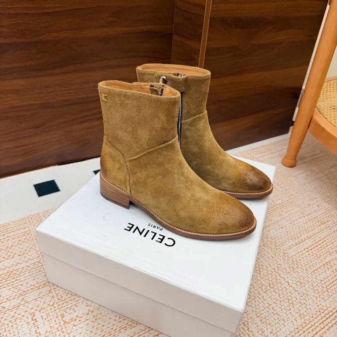 2026The cabinet is synchronized with the new money in autumn and winter. Celine｜Céline.26Autumn and new Pitchey. Bold West cowboy Martin boots.！ Top Version⚠️Niu Kyung. Bullskins. The upper foot is super handsome. It's super cool.！You're not so bad at all.. With jeans, you're a great guy.🔥It's definitely a single piece of fire this fall and winter.！ Material Skins for shoes./Bullskins. The insides are all sheep's skin. The original is really a big one. Size: 35-41 （40, 41, 42Custom）