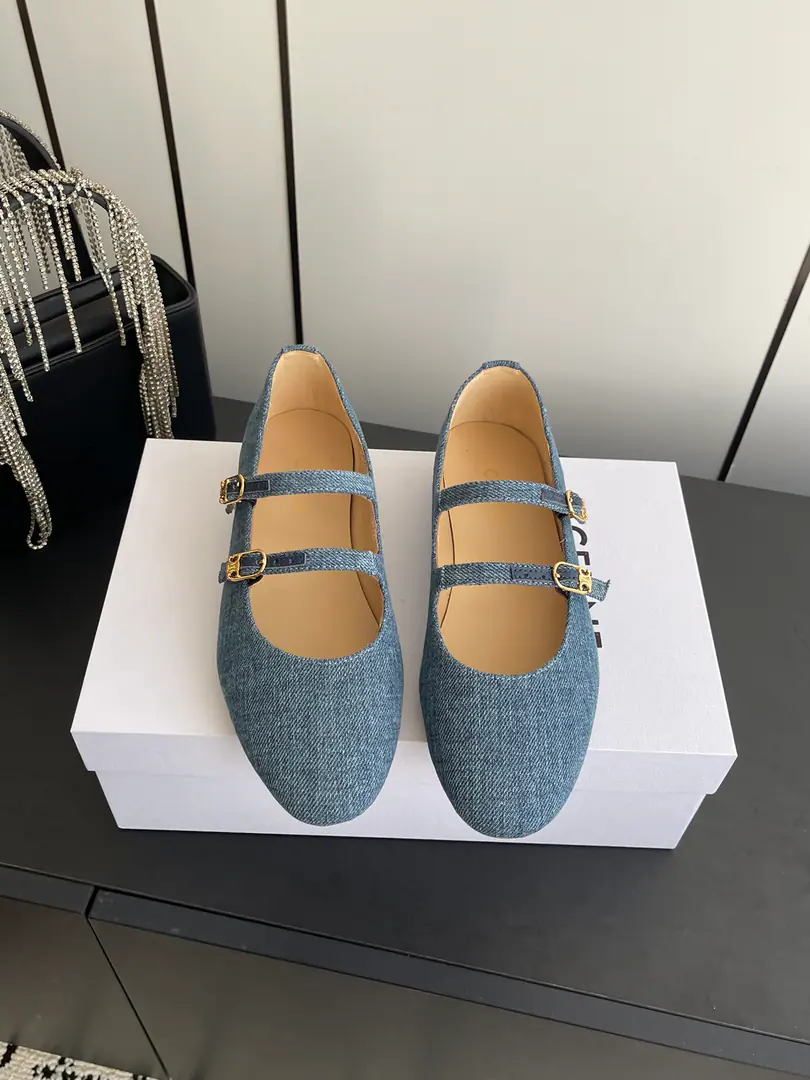 🏧𝗖𝗘𝗟𝗜𝗡𝗘Céline's newest. Les One pair of shoes with Mary Jane. Top Series Mary Jane's shoes are simple and comfortable., Clean., Increase your legs., It's either single or with broad legs., High Street and the ancients. Let's do it together.CELINEGirls Shoe.: Leopard horse hair./Bullskins. Uchi.: In the sheep's skin. Otsumi!: - That's a real shoe. Codes: 35-41 [40.41Do it.]