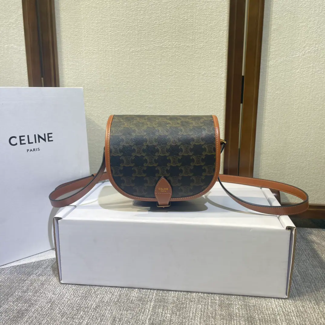 CELINE FOLCO Autumn and winter brand new. Continue the triumphal door. The ancient slant. It's not a cliché to watch classic stamps. And a little stylish little stylish. Garment-resistant. It's symbolic. Structure simple Resort length is adjustable Paragraph: 191502 PVCBrown. Dimensions: 18*17*6.5cm(With original box)