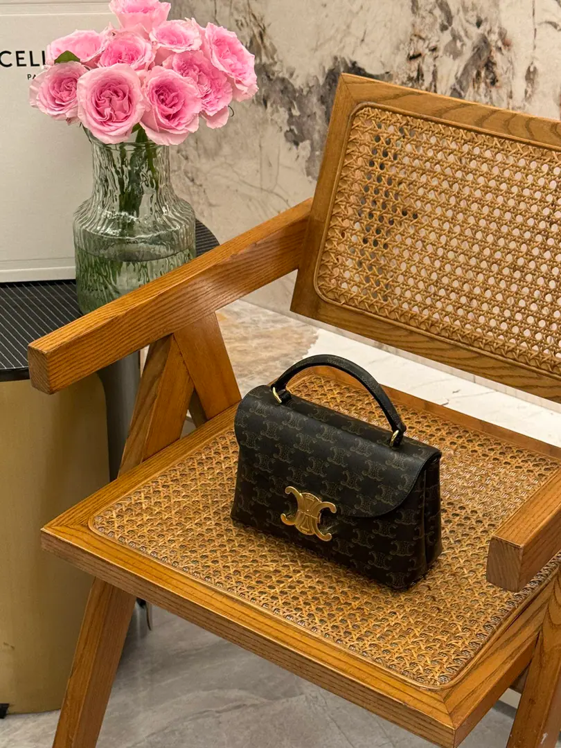 CE nino teen New swing door handbag. It's all about the high sense of excellence.！ A simple contours. ♪ For a steady black ♪ Low profile brown, etc.…It's all about the incredible quality of the world.❤️ kellyThe classic line is simple and generous. No extra decoration. It's all about beauty.🫶🏻 Dimensions: 20-8-14cm