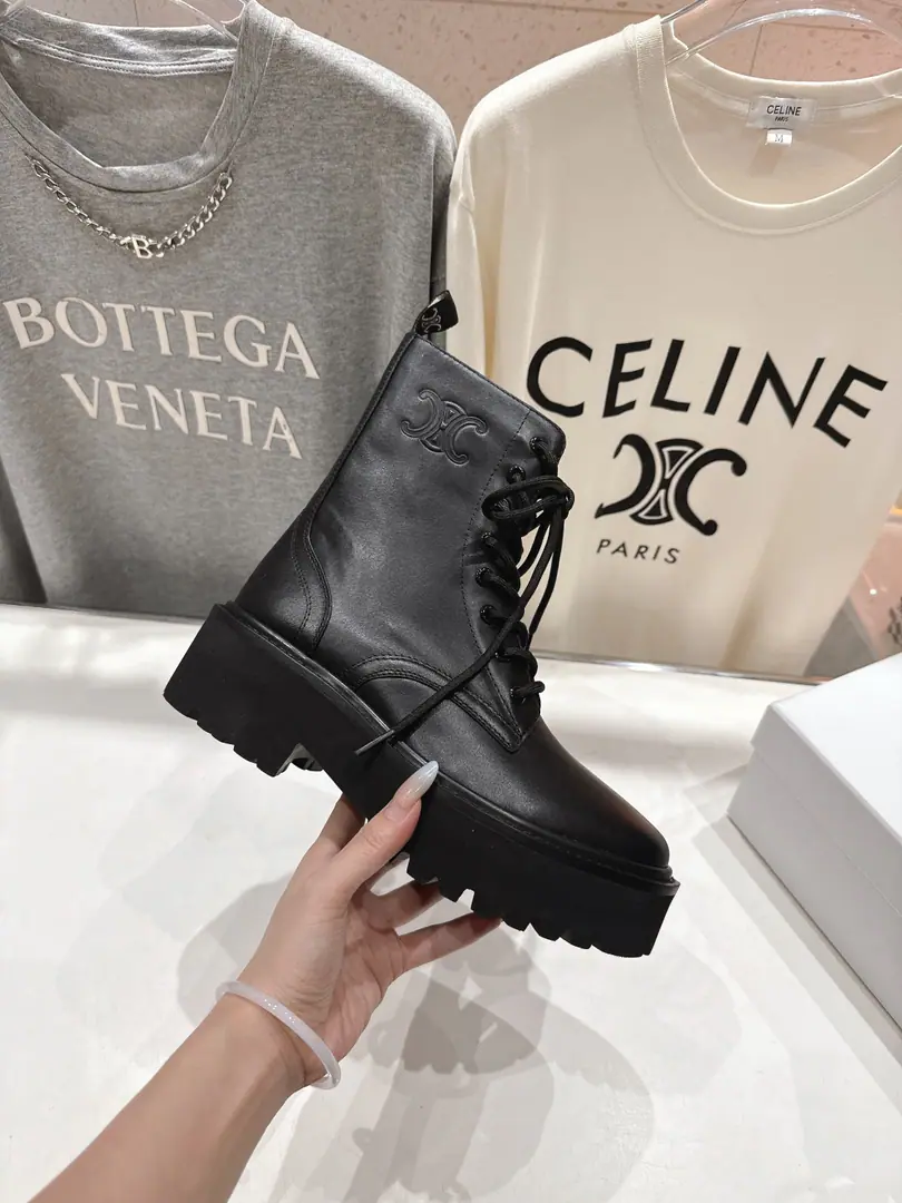 🏧𝗖𝗘𝗟𝗜𝗡𝗘Céline's new resonance with thick, short and medium boots Martin boots and knight boots.. The Red Bang is coming.！The big reds are the first to experience., CelineRedinsThe Herb-breeding God., It's a very retrograde wind., The aerobics are perfect., Design style is very new., It's very high-class and very comfortable..Original 1-to-one.！Absolute monopolistic practice！ ✔Fabulous.: Imported cattle skin ✔Uchi.: Bullskins. ✔Otsumi!: Original version to open ✔Size: 35-40 [40.41.42Do it.]
