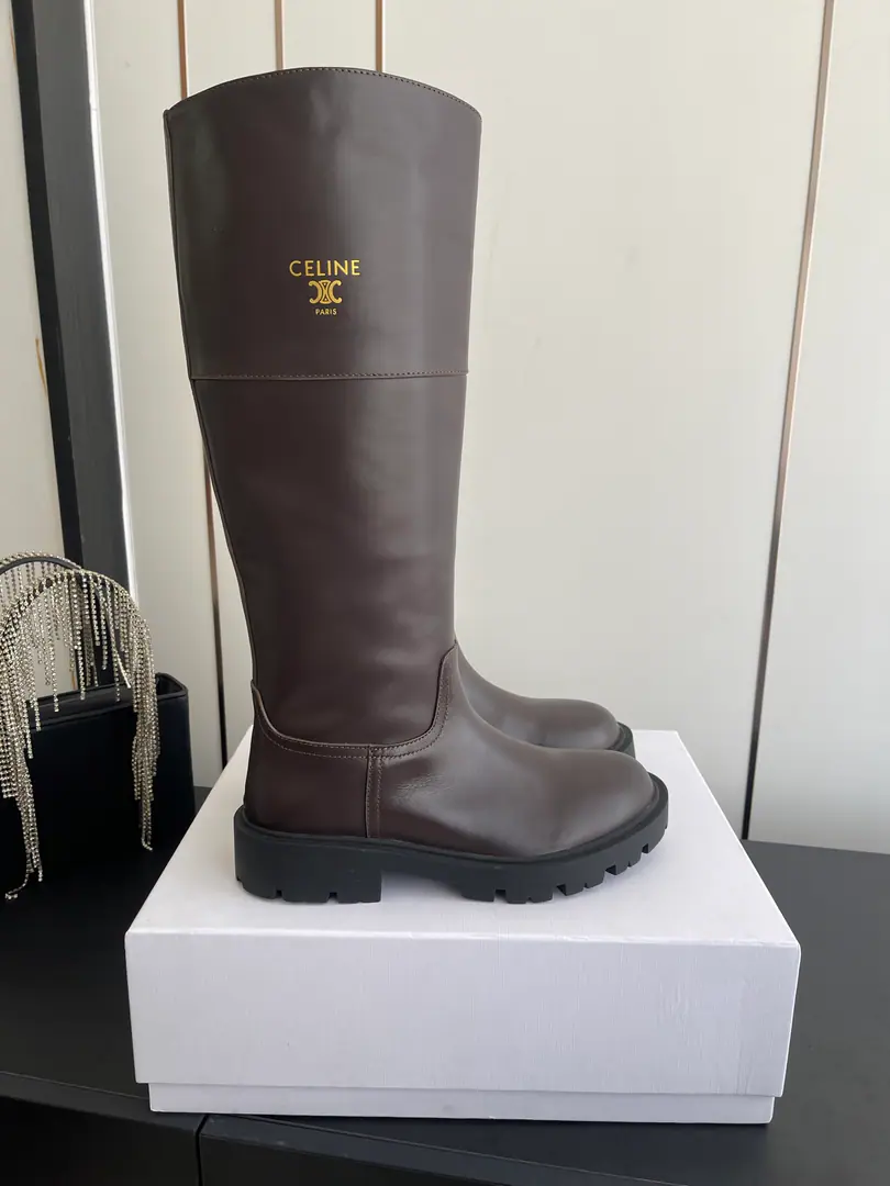 🏧𝗖𝗘𝗟𝗜𝗡𝗘/Céline. Autumn and winter are so handsome, with boots and boots and knight boots. The Red Bang is coming.！The big reds are the first to experience., CelineRedinsThe Herb-breeding God., It's a very retrograde wind., The aerobics are perfect., Design style is very new., It's very high-class and very comfortable..Original 1-to-one.！Absolute monopolistic practice！ Import of waxed calf skin material in original version Uchi./The silk cow skins are chosen by the best. The original model of the rubber floor. Size35-42 [40.41.42Make a reservation.]
