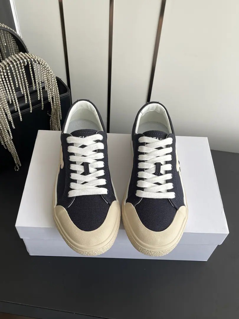 🏧𝗖𝗘𝗟𝗜𝗡𝗘The Celene logo is wearing leisure shoes. Simple and comfortable., Clean., Increase your legs., New canvas shoes.！It's either single or with broad legs., High Street is working together again.CELINEGirls💃🏽 Codes: 35-41（40 41Make a reservation.）