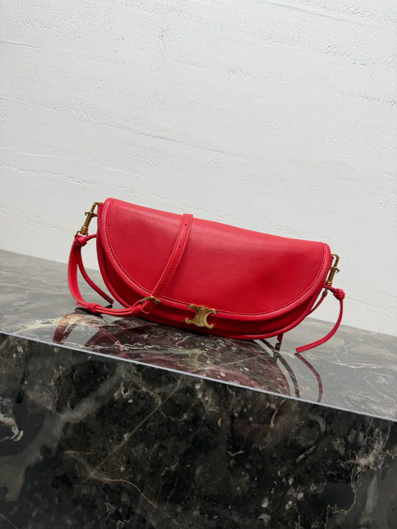 SOFT TRIOMPHE HALFMOONSmall pocket.💯All steel hardware.‼️ Lamb leather. In the rectangular liner. Gold-faced. Shoulder or slash 1Main partition. Dismantled and modifiable sundries, Minimum length（21.5centimetres）, Maximum length（33centimetres） - The caps.1A remote zipper bag. Backset1A remote zipper bag. Dimensions:（25 X 13 X 5centimetres） Numbering: L103737