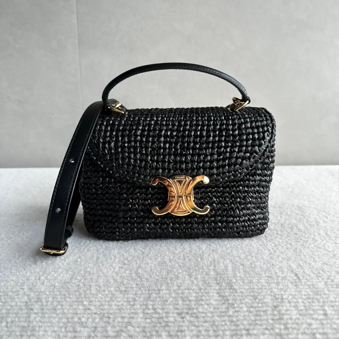 New items online. CELINE TEEN NINOWeaving bags New swing door bag collection. It's all about the high sense of excellence.！ A simple contours. Wait.…It's all about the incredible quality of the world.❤️ kellyThe classic line is simple and generous. No extra decoration. It's all about beauty.🫶🏻 Paragraph: 118112Weaving Black Dimensions: 20.5x13x8（Prefixed packaging）