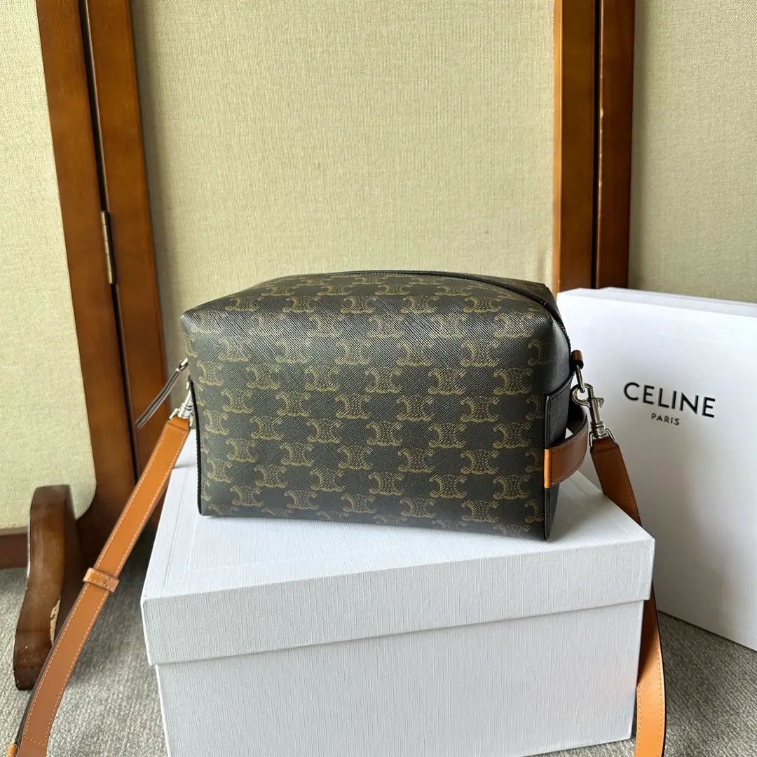 CELINENew｜The boys' lunch box is also coming to get the heat. We're...CELINEThere's a lunch box for boys too., Actually, it's called...TAKE AWAYMailman's bag., It means you can walk on your back., It's really a big capacity to fill a small lunch box., Of course, it's a good one, with a slant., Black boys are cool backs. No sex bags are more relaxed. 9.1 X 5.9 X 5.5Inches（23 X 15 X 14centimetres） Marker, The cattle leather bag. The fabric line. Silver face. Handheld, ♪ Shoulder and slash ♪ - We're going to pull the chain. 1Main partition. Leather., Length1Inches（2centimetres） Dismantled and modifiable leather sundries, Minimum length20Inches（50centimetres）, Maximum length24Inches（60centimetres）Paragraph100335 Attach original packaging