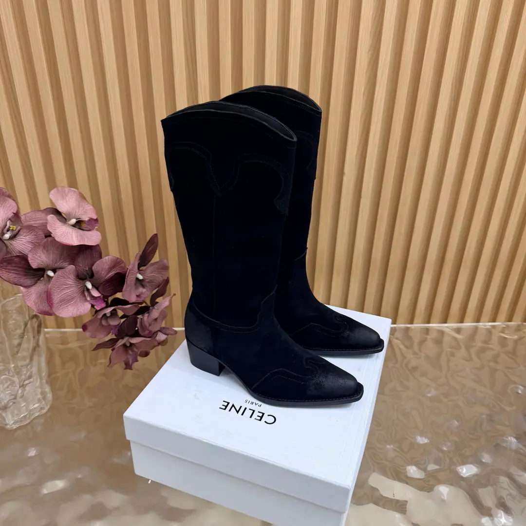 2026The cabinet is synchronized with the new money in autumn and winter. Celine｜Céline.26Autumn and new Pitchey. Bold West cowboy Martin boots.！ Top Version Niu Kyung. Bullskins. The upper foot is super handsome. It's super cool.！You're not so bad at all.. With jeans, you're a great guy.🔥It's definitely a single piece of fire this fall and winter.！ Material Skins for shoes./Bullskins. The insides are all sheep's skin. The original is really a big one. Size: 35-41 （40, 41, 42Custom）