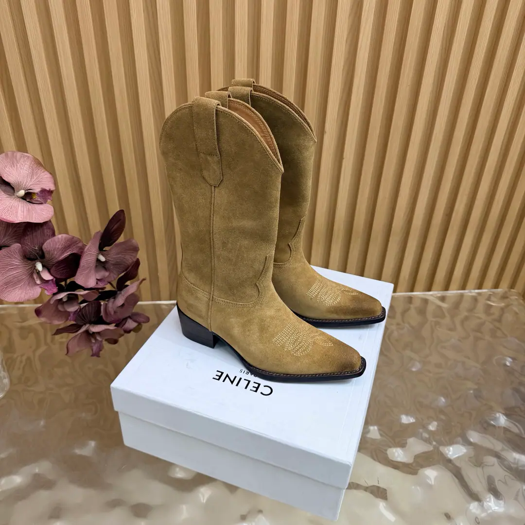 2026The cabinet is synchronized with the new money in autumn and winter. Celine｜Céline.26Autumn and new Pitchey. Bold West cowboy Martin boots.！ Top Version⚠️Niu Kyung. Bullskins. The upper foot is super handsome. It's super cool.！You're not so bad at all.. With jeans, you're a great guy.🔥It's definitely a single piece of fire this fall and winter.！ Material Skins for shoes./Bullskins. The insides are all sheep's skin. The original is really a big one. Size: 35-41 （40, 41, 42Custom）