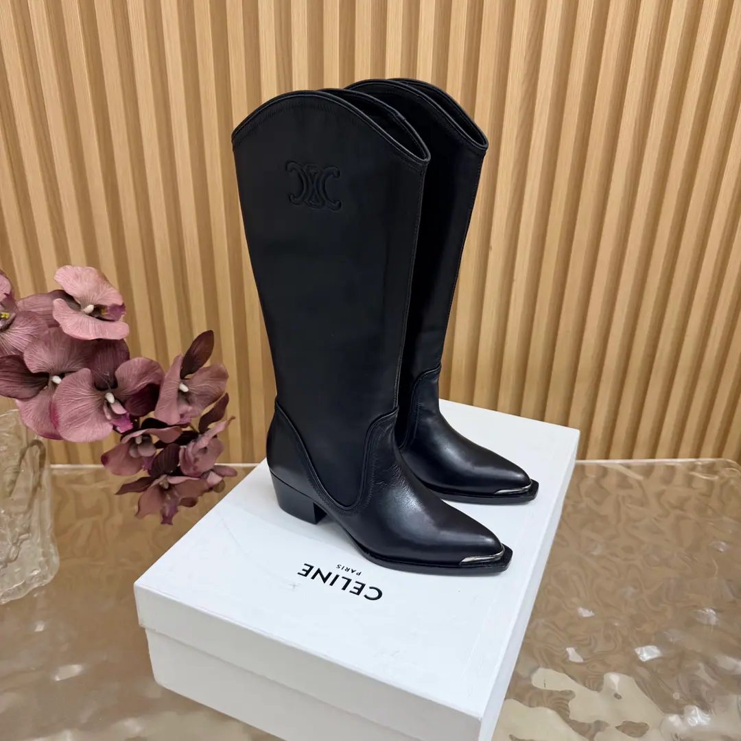 2026The cabinet is synchronized with the new money in autumn and winter. Celine｜Céline.26Autumn and new Pitchey. Bold West cowboy Martin boots.！ Top Version Niu Kyung. Bullskins. The upper foot is super handsome. It's super cool.！You're not so bad at all.. With jeans, you're a great guy.🔥It's definitely a single piece of fire this fall and winter.！ Material Skins for shoes./Bullskins. The insides are all sheep's skin. The original is really a big one. Size: 35-41 （40, 41, 42Custom）