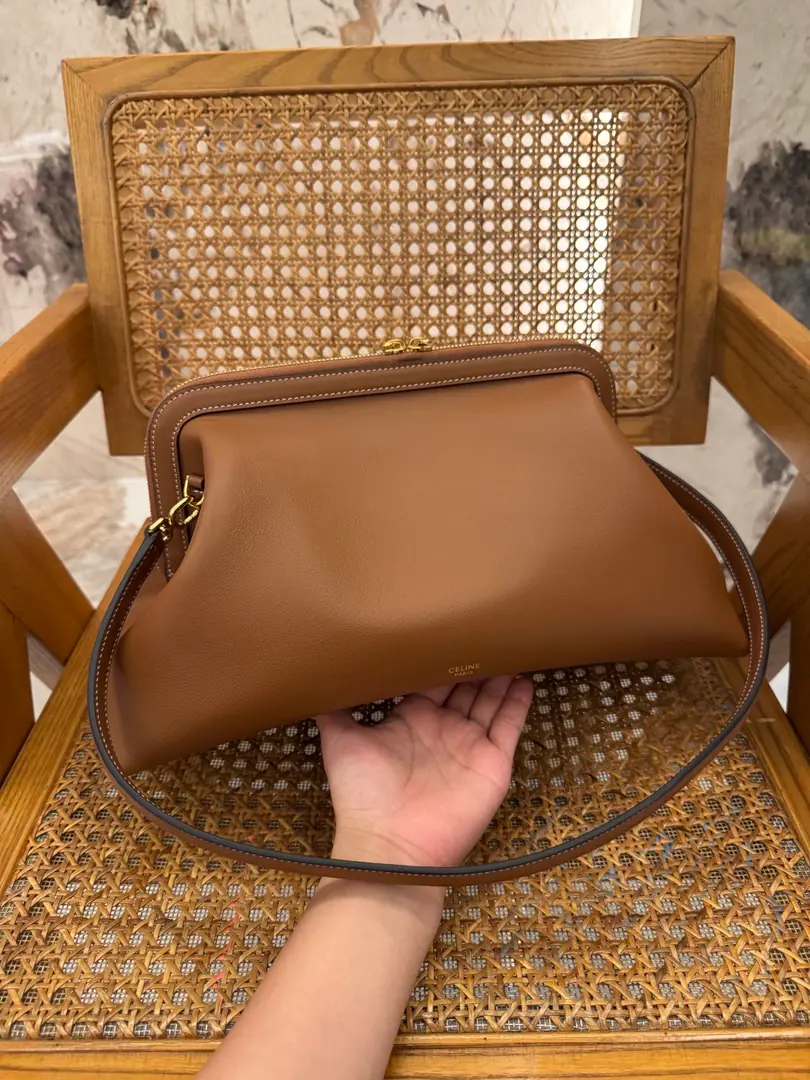 . DOCTOR POUCHHandbag. New Product Information 13.8 X 7.1 X 7.1Inches（35 X 18 X 18centimetres） Cow leather. In the rectangular liner. Gold-faced. Handheld, ♪ Shoulder ♪ 1Main partition. 1A flat pocket on the inside. Dismantled wristband., Length11.4Inches（29centimetres）