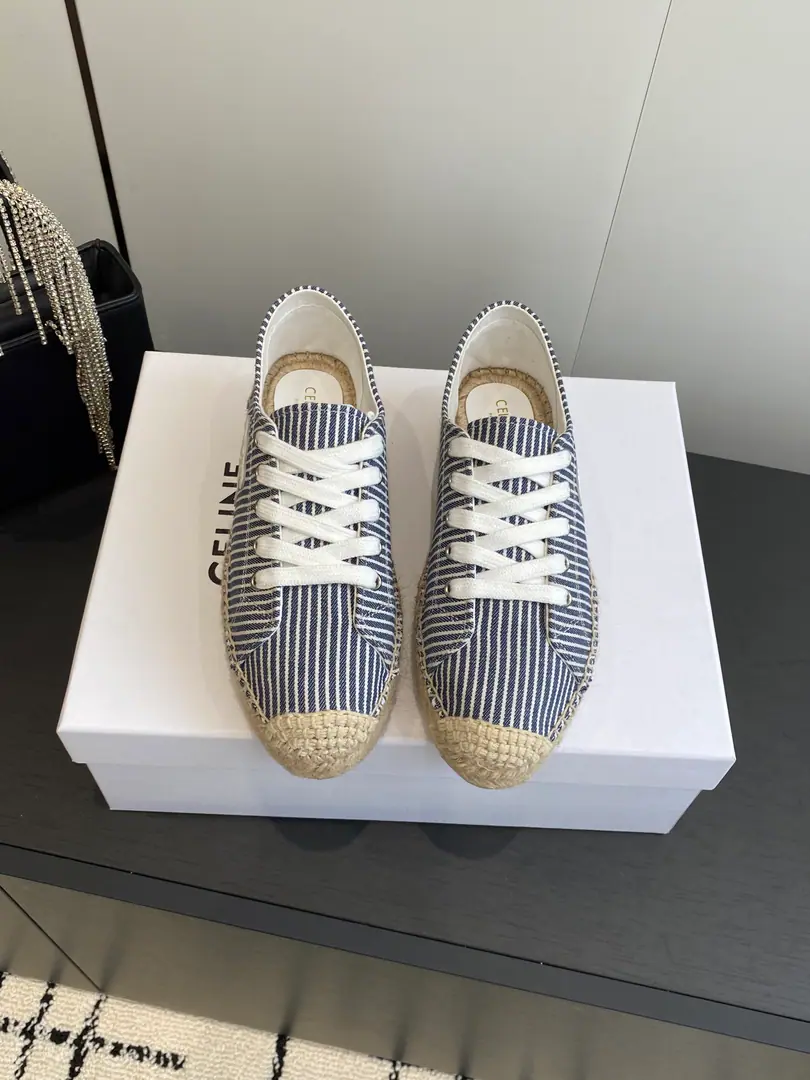🏧𝗖𝗘𝗟𝗜𝗡𝗘The new Serene ropes, the thick cords, the canvas shoes., It's a great sense of excellence.. RedinsThe Herb-breeding God., It's a very retrograde wind., The aerobics are perfect., Design style is very new., It's very high-class and very comfortable..Original 1-to-one. SideCelineThe logo is brand-beautiful., The fabric is super soft and comfortable.. Fabulous.: Original canvas Uchi.: In the middle of a mixed sheep's skin. Otsumi!: The ropes are skating against the rubber floor. Codes: 35-40 [40Custom]