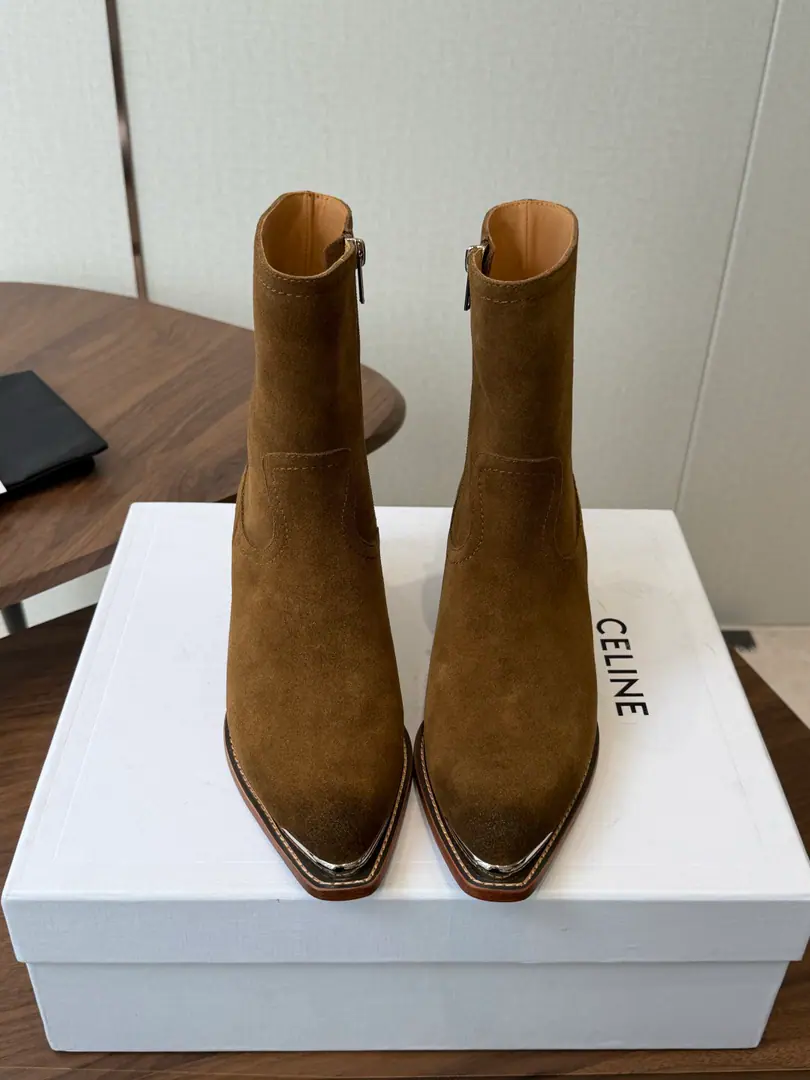 Goki! Leather.Celine Céline. 26ssAutumn The ancients are rough. Chelsea. Pointhead Buckle boots. The season of Céline is a really good season. Like this boots are a real scooter. Focus on booting. No leg-scree. The upper leg second becomes the length of the leg., It's a super thin and a lot of stuff.！That's a hell of a thing. Shoe.: Original import, leather/Importing cow skin Uchi.: Import of sheep skin Otsumi!: The original is really a big one. Size: #35-40（40Do it.）