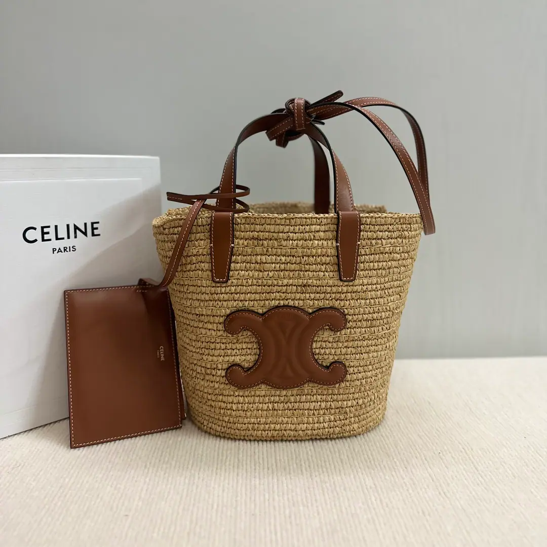 New items online.🅰️🅰️CE TEENNew paragraph weave classic baskets of food🉑️ The gentle colors and euphemisms of the enchanting charms. ！ Use of plant materials The cattle leather bag., No line. ♪ But the shoulder and the hand ♪ 1A insider can remove leather zippers pocket. Handbags made manually Every piece is unique. The size and shape may differ slightly.！ Paragraph: 115802（Prefixed packaging） Colours: Raphigrass./Brown. Dimensions: 21.5x22x13
