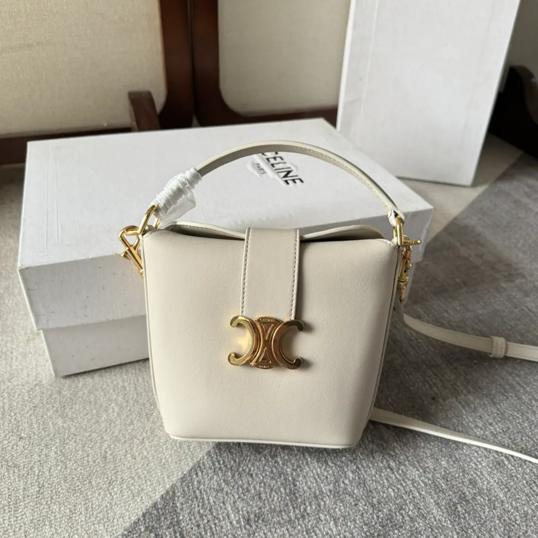 Celine 2024Spring and summer.❤️ Mini-Man.BUCKET“French fries.” Dimensions: 13.5-12.5-5 Paragraph101943