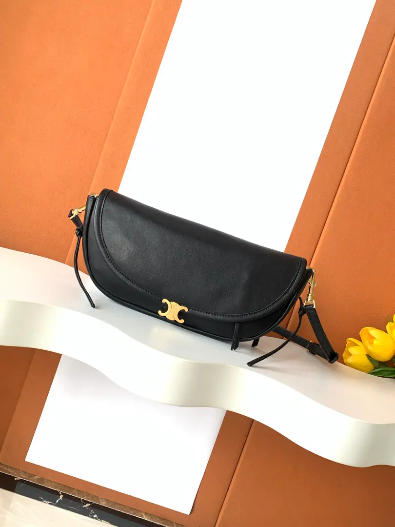CE Halfmoon Half a moon bag.🛍️miniHere we go.✅ Import of sheep skin, All steel hardware., MarkerTriompheMagnetic buttons are micromed., I'm going to be more internalized.. Two packages.——FlipBesace& ArcHalf Moon, It's a little bit of a ego., Full package📦 Paragraph: 103778 Dimensions: 25*13*5