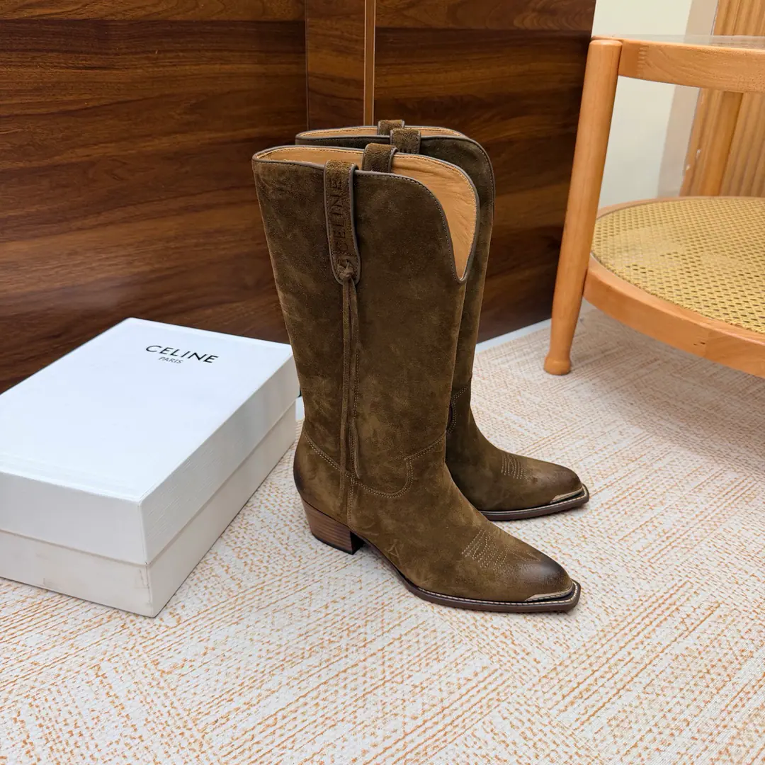 2026The cabinet is synchronized with the new money in autumn and winter. Celine｜Céline.26Autumn and new Pitchey. Bold West cowboy Martin boots.！ Top Version The upper foot is super handsome. It's super cool.！You're not so bad at all.. With jeans, you're a great guy.🔥It's definitely a single piece of fire this fall and winter.！ Material Skins for shoes./Bullskins. The insides are all sheep's skin. The original is really a big one. Size: 35-41 （40, 41, 42Custom）