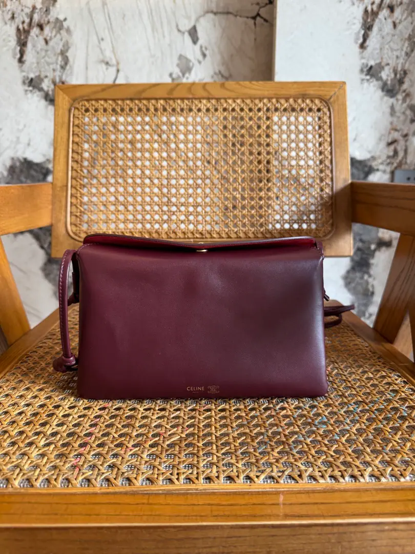 . TRIO FLAPHandbag. New Product Information Mini-handbag., The type of paragraph may be fittedPLUSWaiting for a bigger smartphone. 8.9 X 5.1 X 1.4Inches（22 X 14 X 4centimetres） Lamb leather. Cow-cutter. Gold-faced. Slash and shoulder. TRIOMPHEPress button cut. 2A partition. 1A central zipper pocket inside. Slide knot mechanism Regable shoulder belt, Minimum length12.2Inches（31centimetres）, Maximum length25.5Inches（65centimetres）