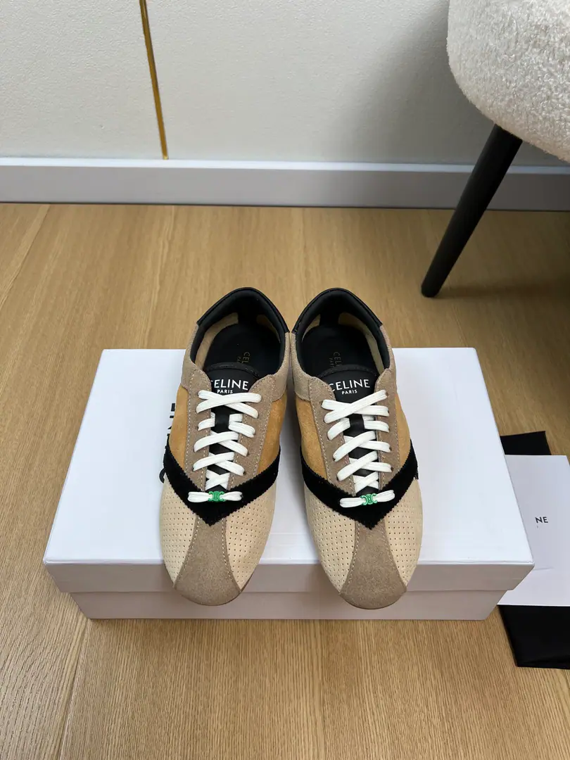 High Version🍸CelineCéline.| 2026ˢˢ 2026Autumn and winter brand new. The new top-of-the-art collection. Leisure Punto-Accent Sports Shoes Series〰 Original procurement development Make the goods. This one.RacerSports shoes Inspired by the...70The new sneakers of the times., Integration70The iconic elements of the sports shoes of the times. SideTriompheEmbroidery The bottom of the ditch., The leather scaffolding details are ready for the fine packaging of the cabinet., Little red books can grow grass like that., Comfortable, colorful, leisure fashion., The colored version became the favorite of many boys and girls., Side with back.logoDon't flip it., She's a woman's favorite.🔥 ♺Shoe.: The original is customised for sheep. ♺Uchi.: Lamb skin. ♺Otsumi!: Original OpenTPUSlipboard Base ♺Bottom: Floor ♺Codes: 35-39（40.41Custom） ♺Plant price