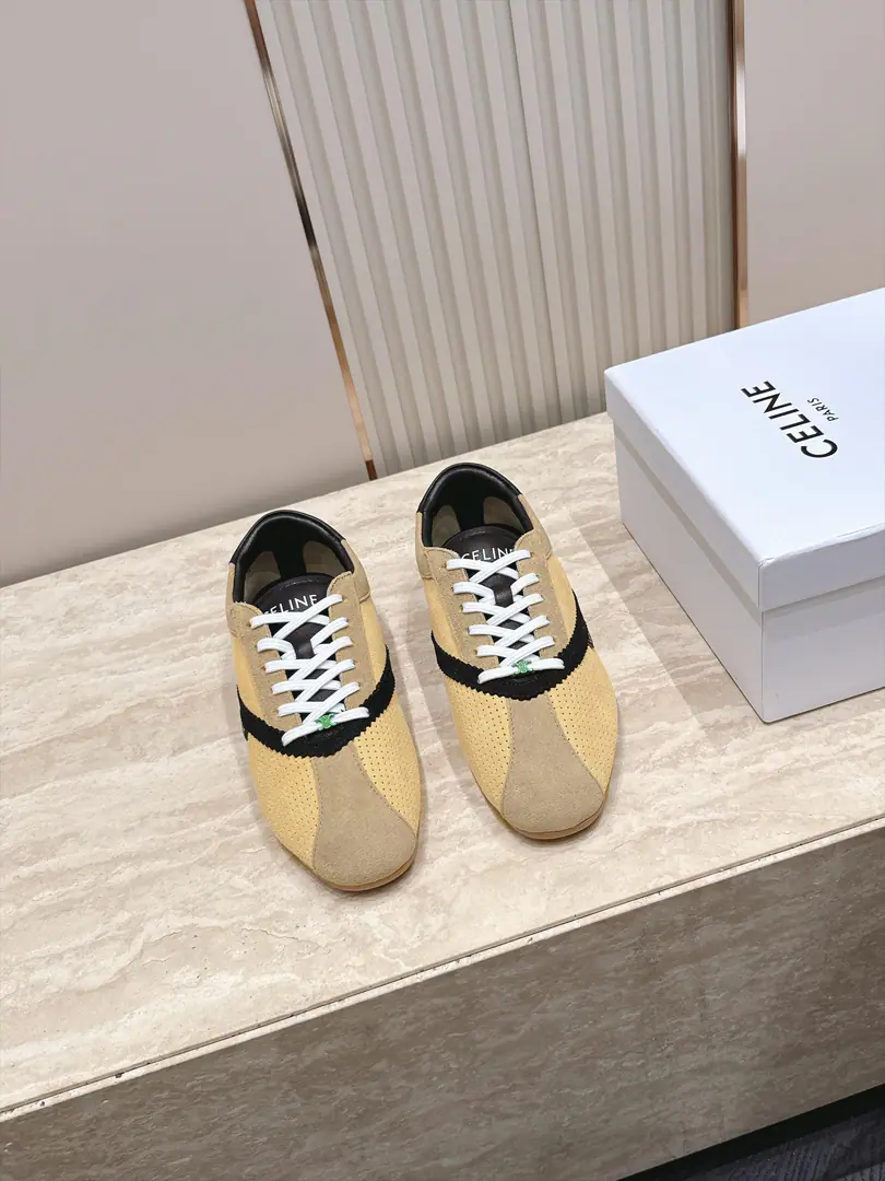 Celine Céline. 26Latest A gumpty shoe. Sports shoes These are street shoes., The continuation of the classic design is very good. This shoe has its own unique design., ♪ Slender and single-minded ♪, Don't make a single., It's so cozy with your feet. We'll need a hundred for the season. The shoe face is a velvet face. Inside, inside, inside the sheep's skin. Original Base size: 35-40