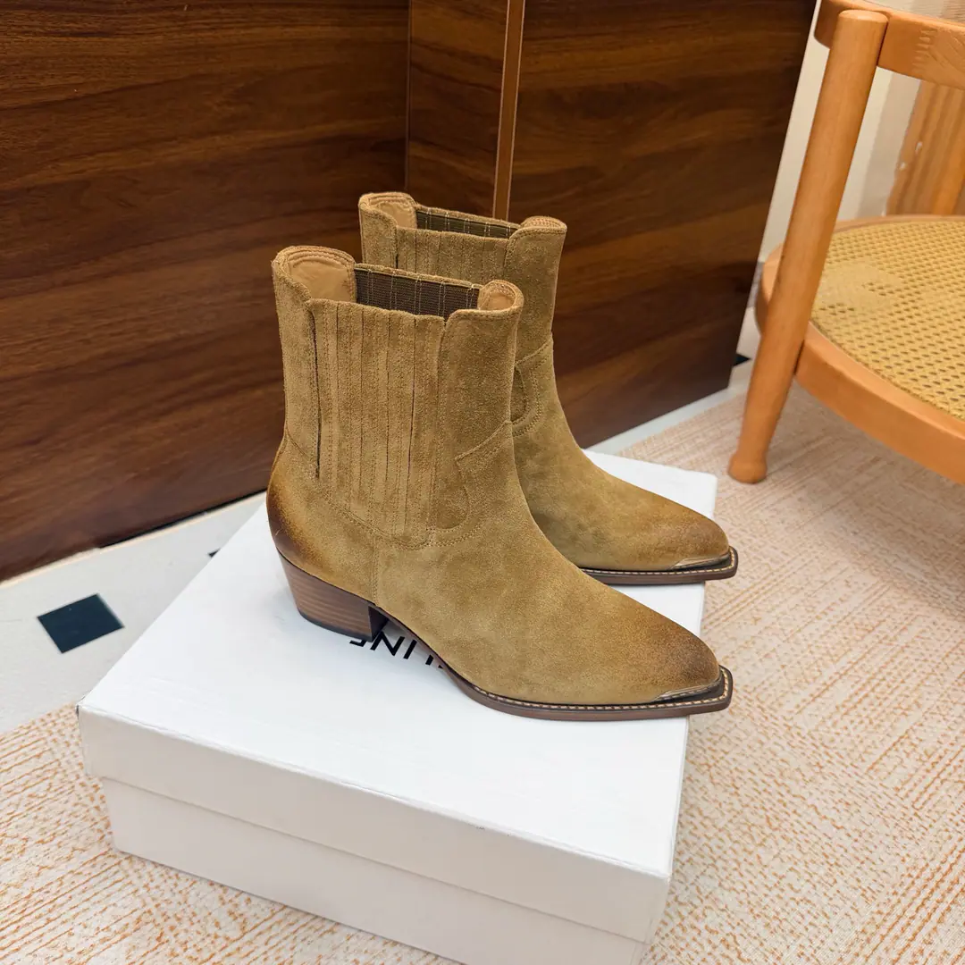 2026The cabinet is synchronized with the new money in autumn and winter. Celine｜Céline.26Autumn and new Pitchey. Bold West cowboy Martin boots.！ Top Version Niu Kyung. Bullskins. The upper foot is super handsome. It's super cool.！You're not so bad at all.. With jeans, you're a great guy.🔥It's definitely a single piece of fire this fall and winter.！ Material Skins for shoes./Bullskins. The insides are all sheep's skin. The original is really a big one. He's tall.: 5.5cm Size: 35-41 （40, 41, 42Custom）