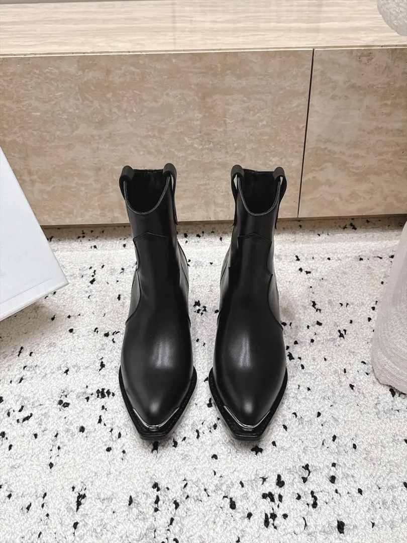 CELINEThe cabinet's newest fashion boots., The show is a fashion master. The early autumn force pushes the single.！Retro-O-American. We'll have to get a list of the bomb. The Triad Gate.logoDot Very high-end, very high-quality. Four seasons of boots., Shoe.: Customize cattle skins using original, Into the inside, in the silk cow hide., Otsumi!: Italian imports are thick and thick., He's tall.:4.5cm, Codes:35-40