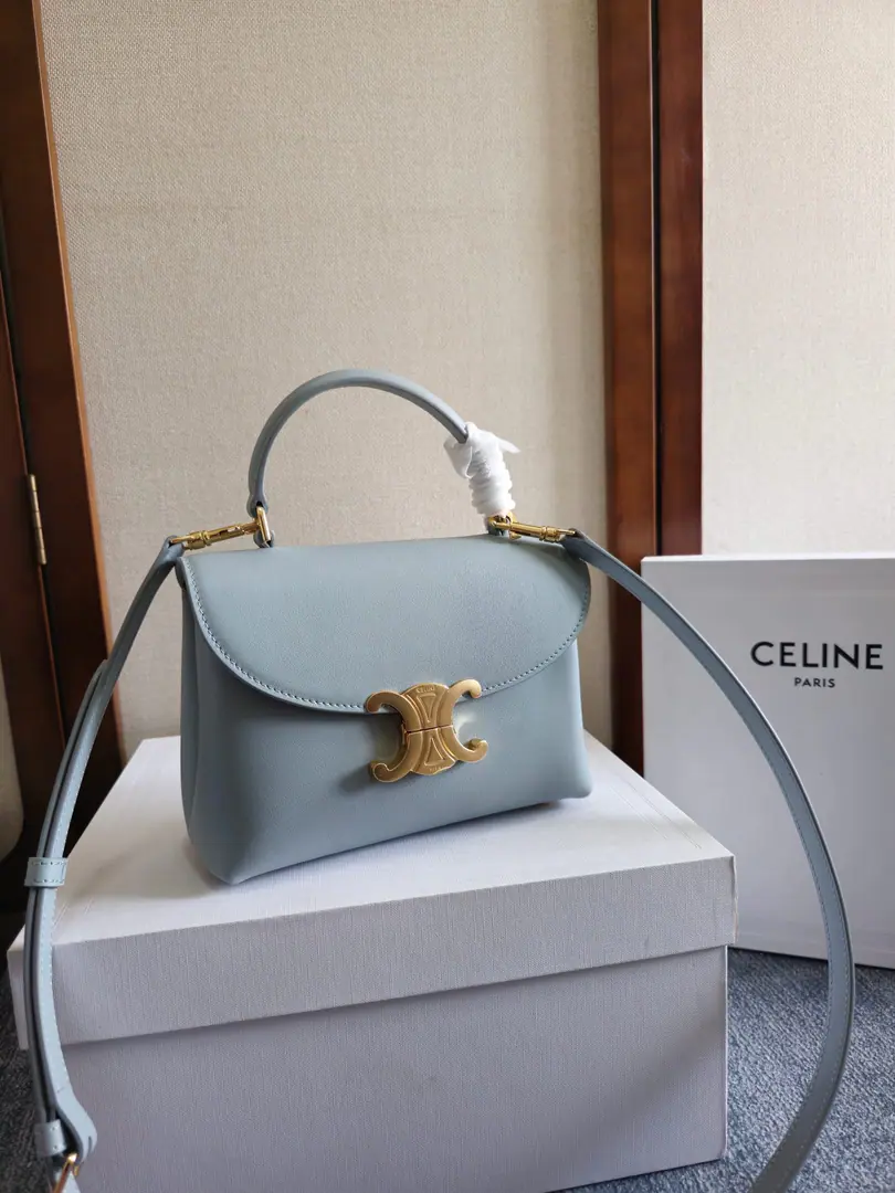 New items online.🅰️CEThe Triad Gate.kellyHandbag.👜 New swing door bag collection. It's all about the high sense of excellence.！ A simple contours. ♪ For a steady black ♪ A low-key brown classic of old flowers. Wait.…It's all about the incredible quality of the world.❤️ kellyThe classic line is simple and generous. No extra decoration. It's all about beauty.🫶🏻 Paragraph: 118113 Dimensions: 20.5x13x8（Prefixed packaging）