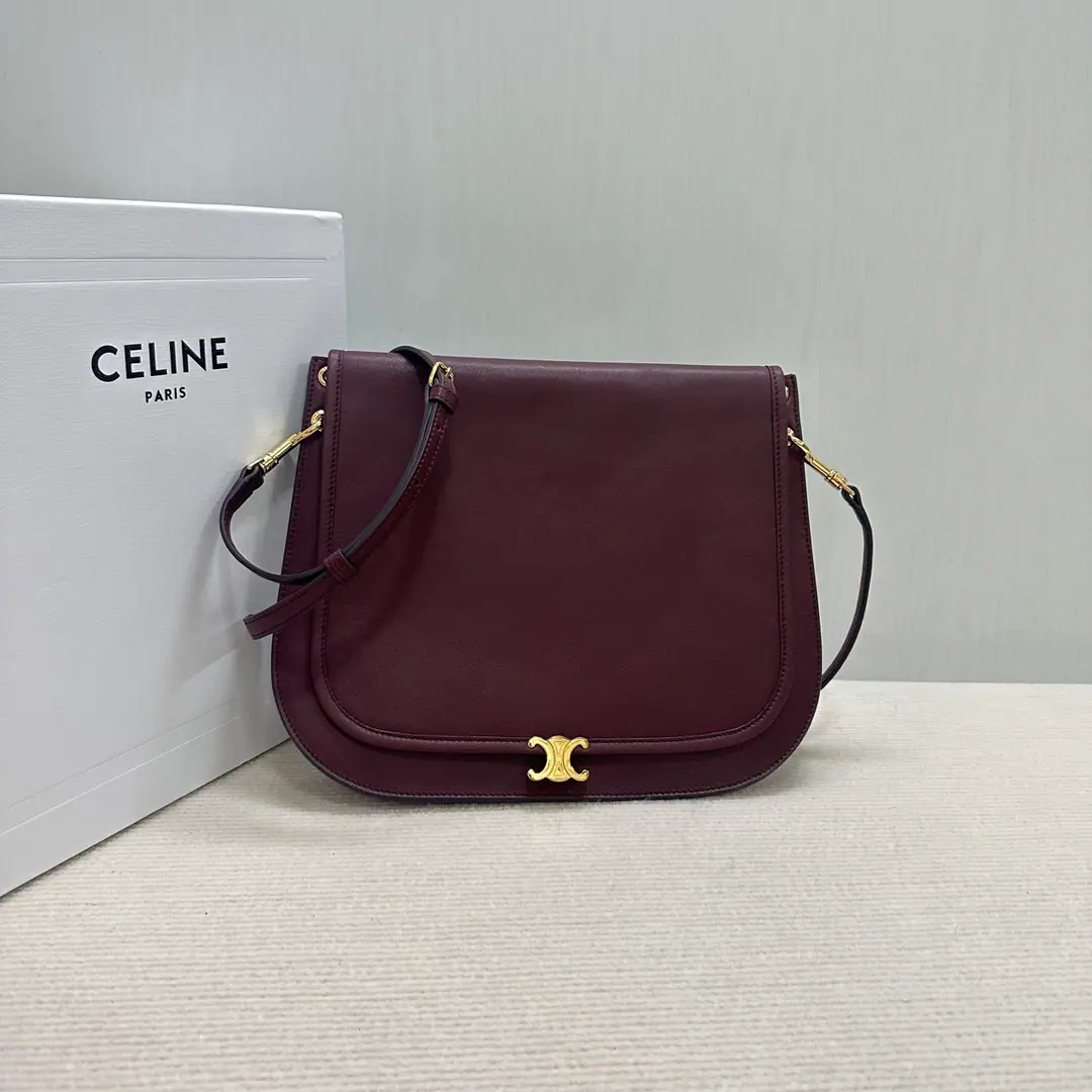 🅰️🅰️Besace Handbag.👝 Latest Soft Triome Besace It's been a really hot time. Soft Triome Besace Yes.2026Spring and summer's new money., One hit.“Lazy and stylish.”♪ Feels like ♪. ·Package Design: Compared to the classic half-month bag., This one. Besace More square., The box structure makes it look more inclusive., And the capacity is bigger., It's easy to fit in a folding umbrella., - And a cup of warmth and a bag.. ·Materials and touch.: Use soft natural grains of light-faced little sheep., It's a touchy touch., It's a little bit of a ego., It's not a burden.. ·Practical Details: There's a zipper pocket on the back of his back., You can put the key or the key., Very convenient.. Magnetic straws are low profile.. Triome Insignia, There's a clean one at the start.“♪ Ting-dao ♪”Sound.. Reverses are diverse.: With disassemble and adjustable shoulder belts, I can stand alone., Slash, Or a hand-held one., It's a French-style little sister with a suit.. Paragraph: 123632 Colours: Wine. Dimensions: 32x2x26cm （Prefixed packaging）