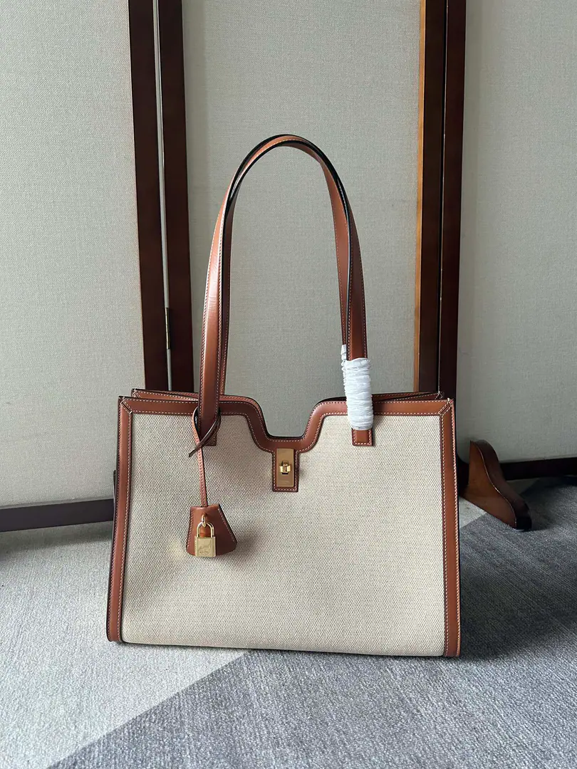 New items on the spot.🅰️🅰️ Ce 2023New paragraphCabasNew16Tóts～Big Tote is wrapped up.➕Simple open-ended design, It makes the whole bag very simple and generous., Self-respect., Large capacity, It's easy to open.. Compared to old paragraphsoft Let's see., It's a better sense of relevance.！Daily work or business trip, Short trip, Or Mommy's bag is very useful.‼️ Style: Gentle maturity, Women in the workplace, Or a mommy bag.🉑️ Capacity: Overcapacity～ Paragraph: 112583 Brush/Brown. Dimensions: 37×15×27