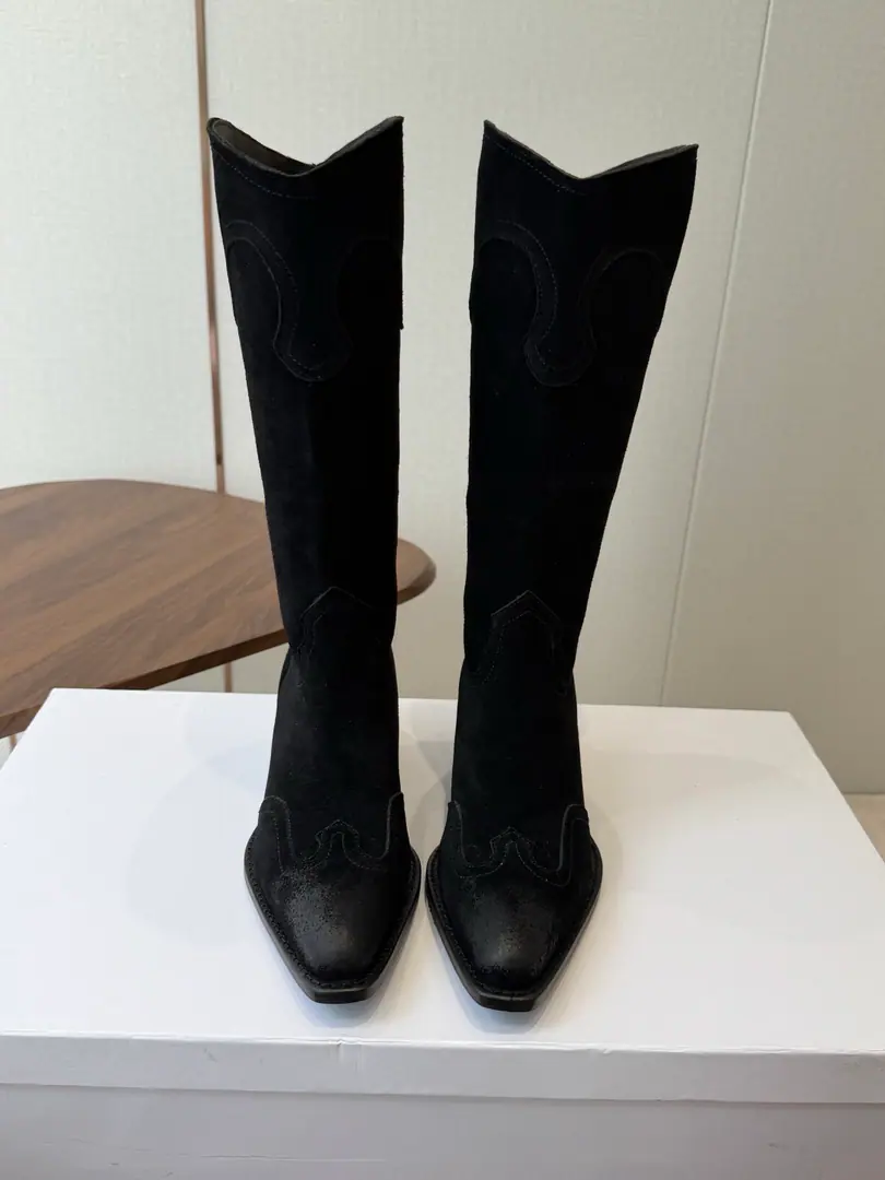 Leather.➕20Celine Céline. 26ssAutumn and winter brand new. The ancients are rough. Chelsea. Pointhead Boots. High boots. Knight's boots. The season of Céline is a really good season. Like this boots are a real scooter. Focus on booting. No leg-scree. The upper leg second becomes the length of the leg., It's a super thin and a lot of stuff.！That's a hell of a thing. Shoe.: Original import, leather/Importing cow skin Uchi.: Import of sheep skin Otsumi!: The original is really a big one. Size: #35-42（40, 41, 42Do it.）