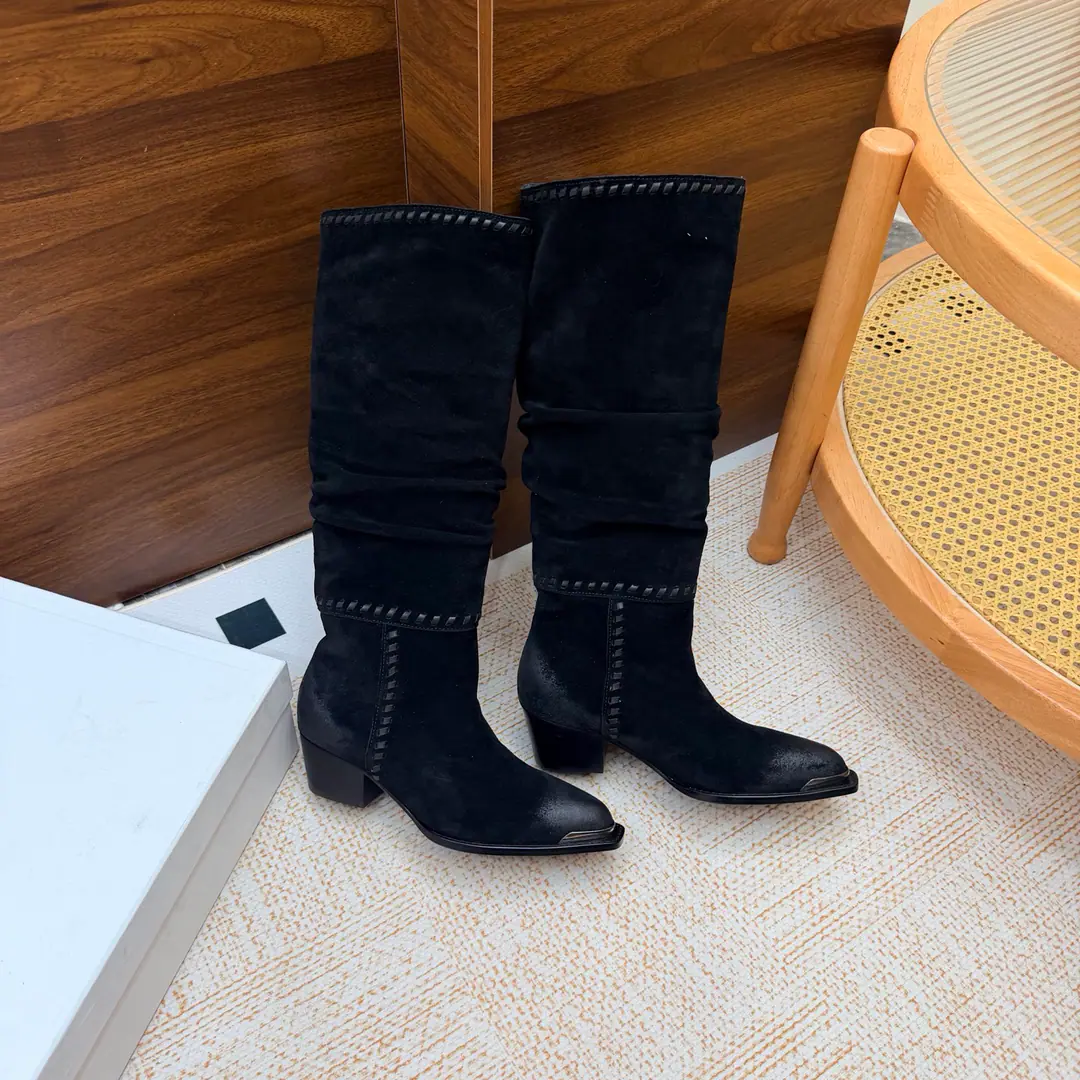 2026The cabinet is synchronized with the new money in autumn and winter. Celine｜Céline.26Autumn and new Pitchey. Bold West cowboy Martin boots.！ Top Version Niu Kyung. Bullskins. The upper foot is super handsome. It's super cool.！You're not so bad at all.. With jeans, you're a great guy.🔥It's definitely a single piece of fire this fall and winter.！ Material Skins for shoes./Bullskins. The insides are all sheep's skin. The original is really a big one. Size: 35-41 （40, 41, 42Custom）