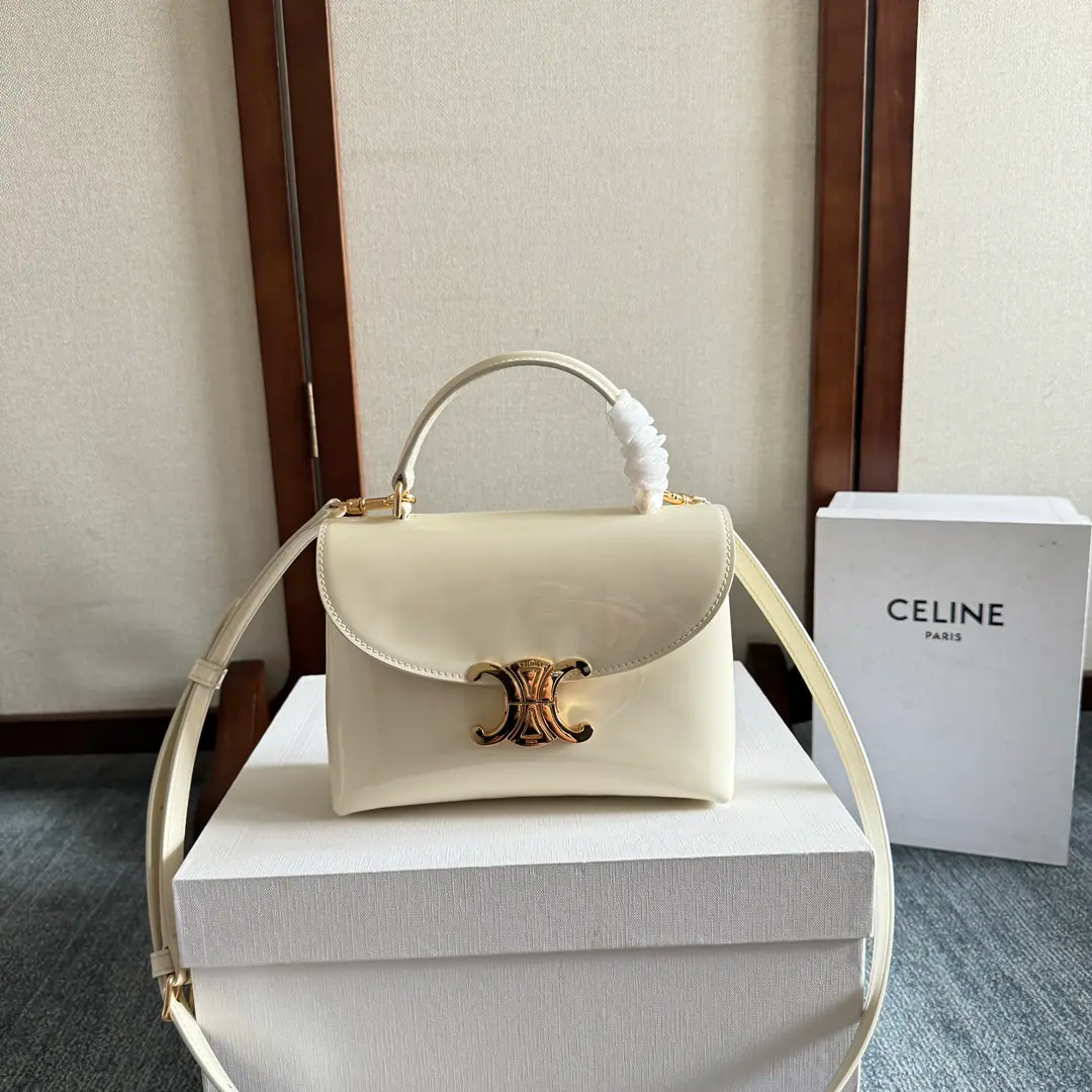 New items online.🅰️CEThe Triad Gate.kellyHandbag.👜 New swing door bag collection. It's all about the high sense of excellence.！ A simple contours. ♪ For a steady black ♪ A low-key brown classic of old flowers. Wait.…It's all about the incredible quality of the world.❤️ kellyThe classic line is simple and generous. No extra decoration. It's all about beauty.🫶🏻 Paragraph: 118113 Dimensions: 20.5x13x8（Prefixed packaging）