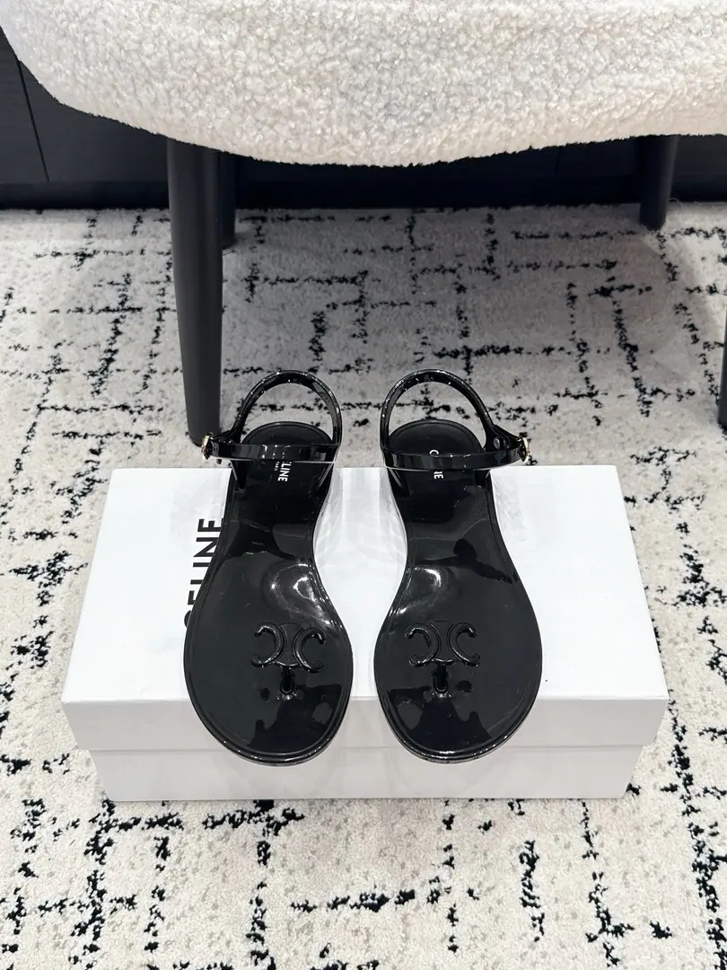 Celine Céline. 26/ Newly made-up gelatin and sandals. The French laxity is perfectly integrated with the ancient classics., To be a fashion stand-alone in summer.. SoftPVCJell-O material Soft-ball-legged, Waterproofing. It's a combination of face and reality.. Marked Triumph Gate Decoration Pointing Footplace, Low profile luxury. Brand recognition.. ✔️size: 35-40（40I'll make sure I don't change it.）