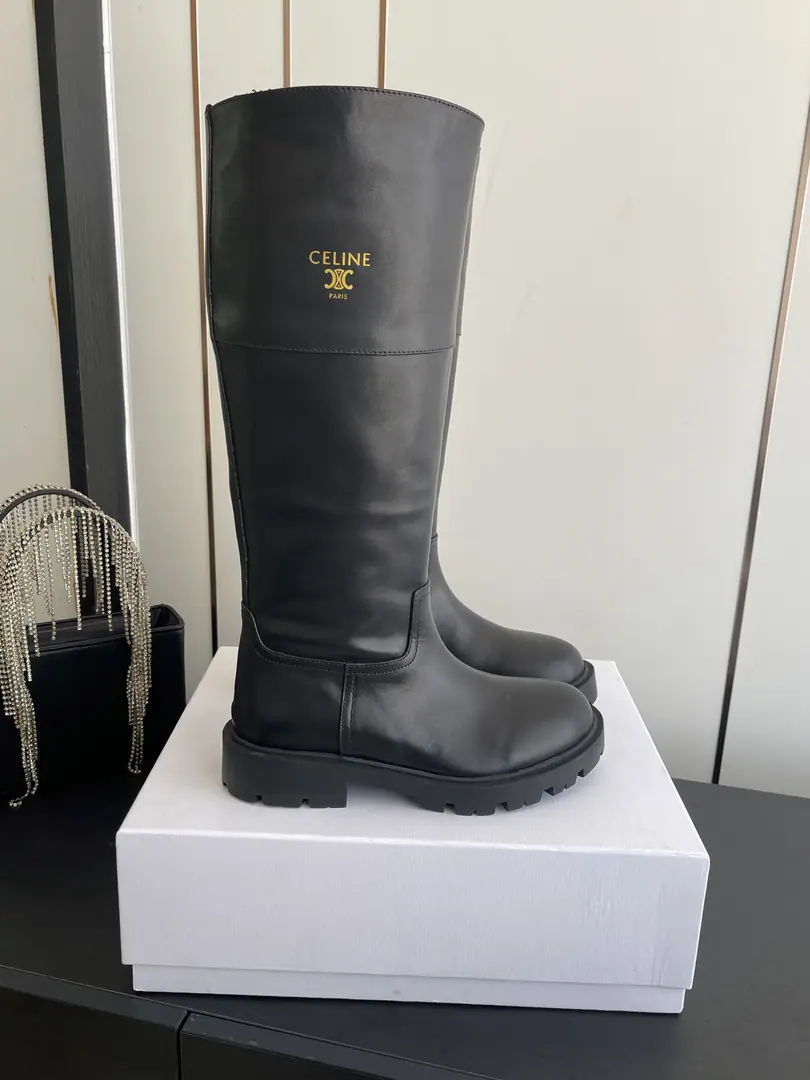 🏧𝗖𝗘𝗟𝗜𝗡𝗘/Céline. Autumn and winter are so handsome, with boots and boots and knight boots. The Red Bang is coming.！The big reds are the first to experience., CelineRedinsThe Herb-breeding God., It's a very retrograde wind., The aerobics are perfect., Design style is very new., It's very high-class and very comfortable..Original 1-to-one.！Absolute monopolistic practice！ Import of waxed calf skin material in original version Uchi./The silk cow skins are chosen by the best. The original model of the rubber floor. Size35-42 [40.41.42Make a reservation.]