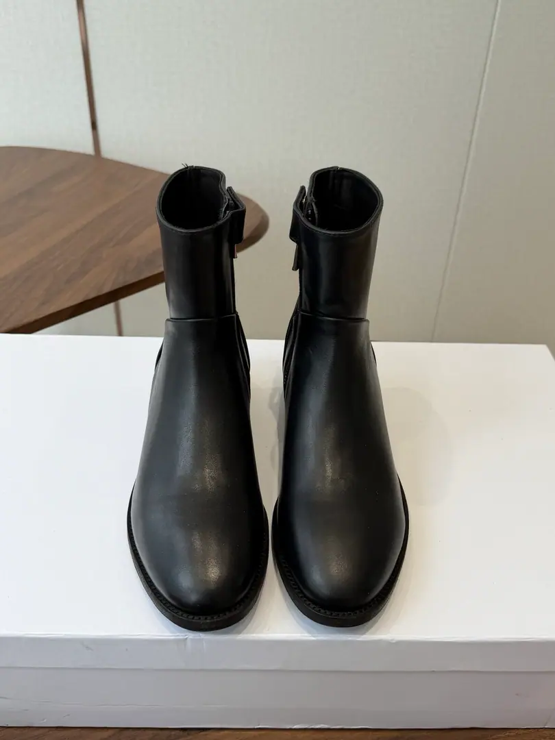 Celine Céline. 26ssAutumn and winter brand new. Bold Short boots. The season of Céline is a really good season. Like this boots are a real scooter. Focus on booting., Button design is unique.！ Fabulous.:Counter-featur./Head-decked cow skin. Uchi.:In the cow's skin. Otsumi!:Italy is a big-ass country. He's tall.:3CM Codes: 35-41（40, 41Custom）
