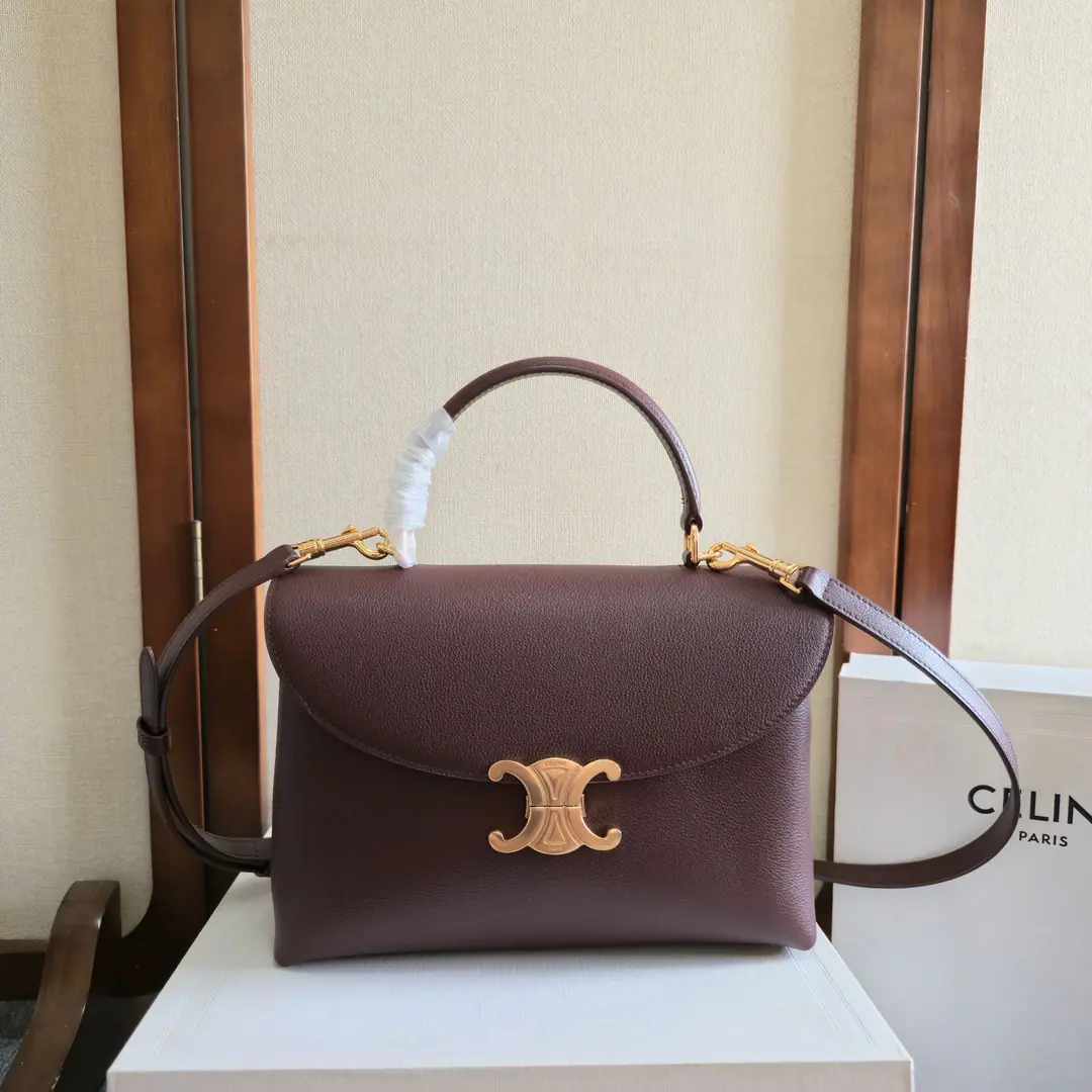 New items online.ceThe Triad Gate.kellyHandbag. The new swing door is full of high-end bags.! A simple contours of style and pure aesthetics, whether steady black or not, are found. Low-key brown or soft pink has a sense of greatness. kellyThe classic line is simple and generous, and without any extra decoration, it's a beautiful thing. Power Paragraph: 117523 Dimensions:25.5x18.5x10