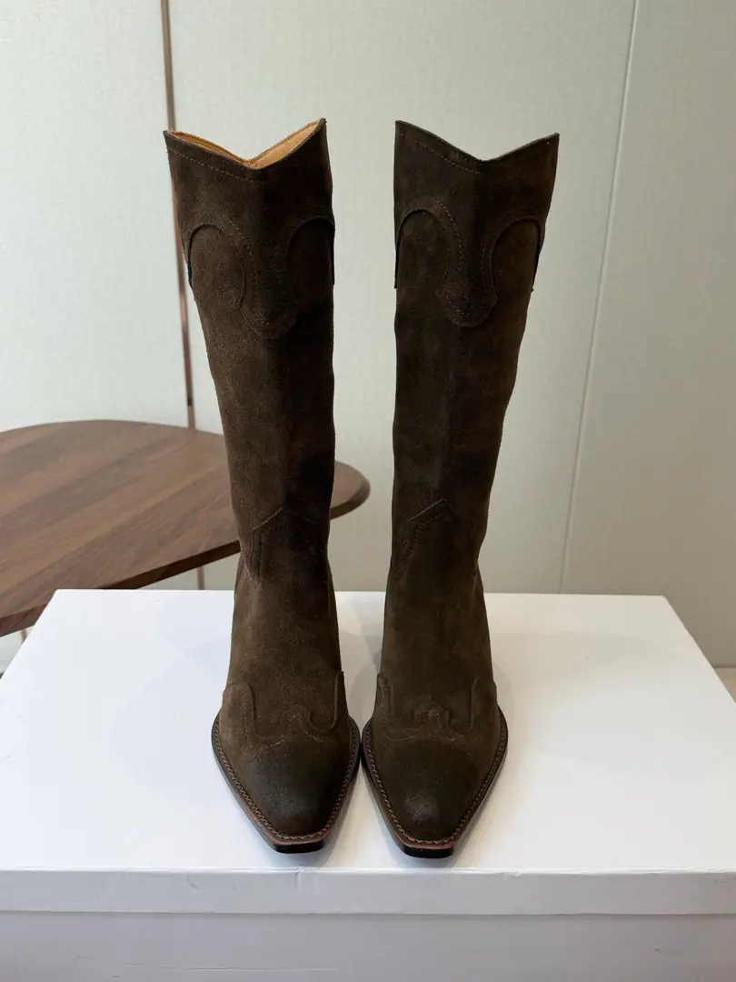 Leather.➕20Celine Céline. 26ssAutumn and winter brand new. The ancients are rough. Chelsea. Pointhead Boots. High boots. Knight's boots. The season of Céline is a really good season. Like this boots are a real scooter. Focus on booting. No leg-scree. The upper leg second becomes the length of the leg., It's a super thin and a lot of stuff.！That's a hell of a thing. Shoe.: Original import, leather/Importing cow skin Uchi.: Import of sheep skin Otsumi!: The original is really a big one. Size: #35-42（40, 41, 42Do it.）