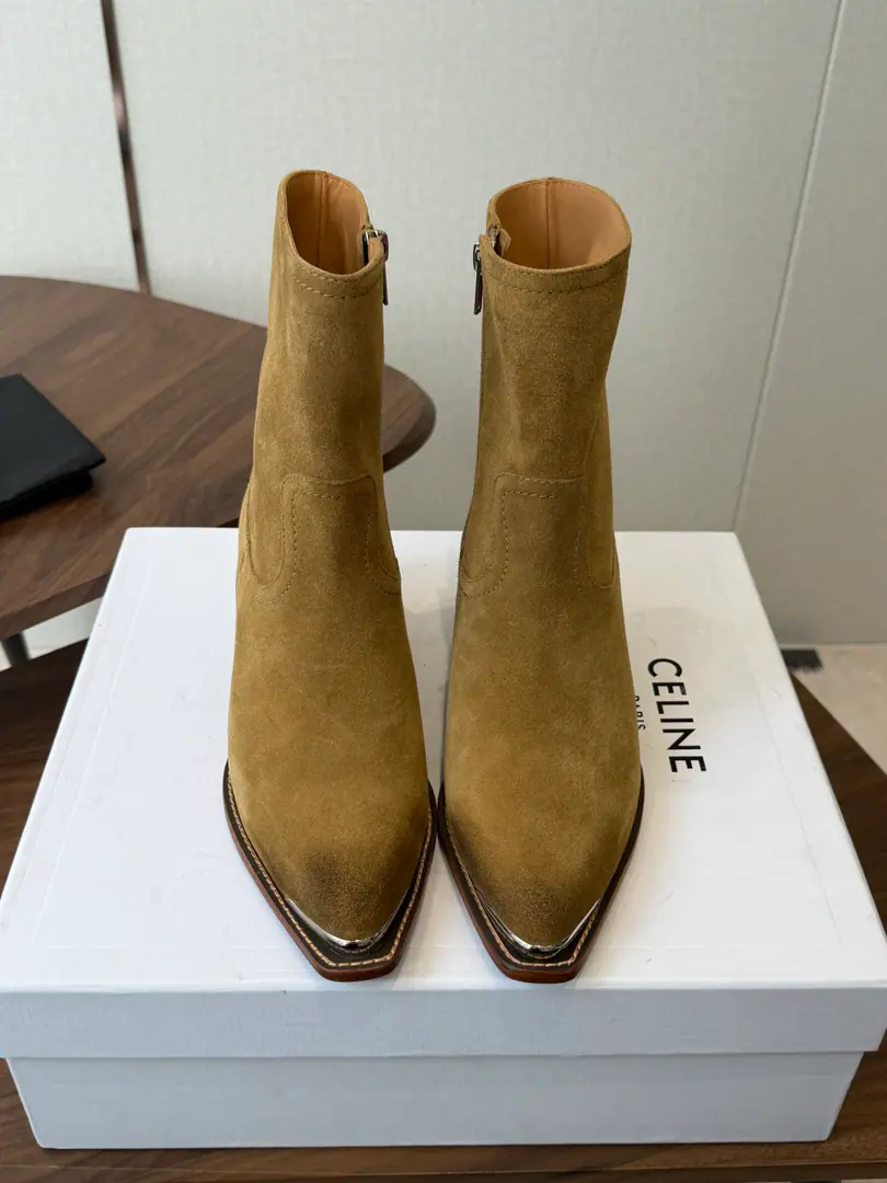 Goki! Leather.Celine Céline. 26ssAutumn The ancients are rough. Chelsea. Pointhead Buckle boots. The season of Céline is a really good season. Like this boots are a real scooter. Focus on booting. No leg-scree. The upper leg second becomes the length of the leg., It's a super thin and a lot of stuff.！That's a hell of a thing. Shoe.: Original import, leather/Importing cow skin Uchi.: Import of sheep skin Otsumi!: The original is really a big one. Size: #35-40（40Do it.）