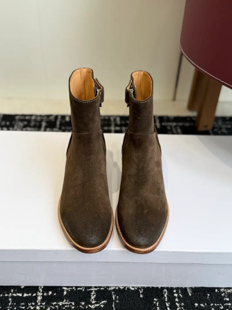 Requisition level Short boots. Celine Céline. 26ssAutumn and winter brand new. Bold Short boots. The season of Céline is a really good season. Like this boots are a real scooter. Focus on booting., Button design is unique.！ Fabulous.:Counter-featur./Head-decked cow skin. Uchi.:In the cow's skin. Otsumi!:Italy is a big-ass country. He's tall.:3CM Codes: 35-41（40, 41Custom）