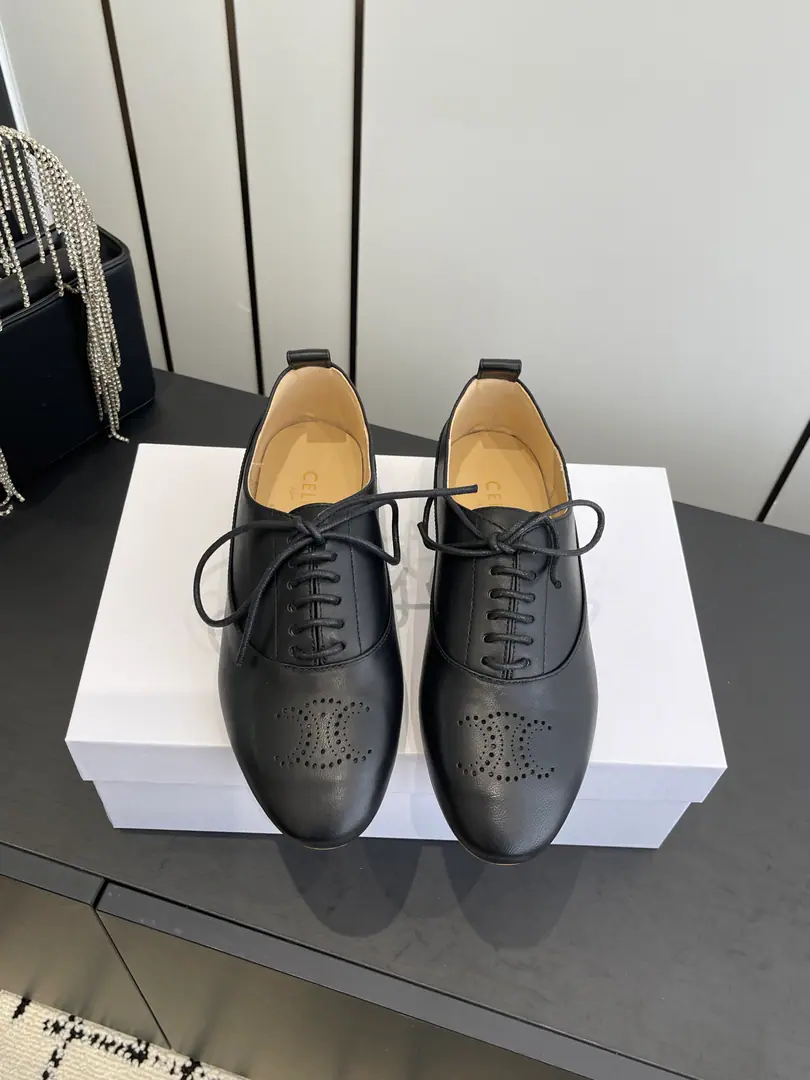 🏧𝗖𝗘𝗟𝗜𝗡𝗘The new Serene strip with English leather shoes. The classic Triumph Gate sign.LOGOReconsolidation.70The classics of the times. The ancient days are not young and young.～I wear a lot of clothes everyday. I'll take a breath from my feet.～Stylish. Go out with your sex.～It's great. The original imported soft paint and mixed sheep-skin flour. I'll put my foot on the skin inside. Italian imports are so thick. Size35-40 [40.41Do it.]