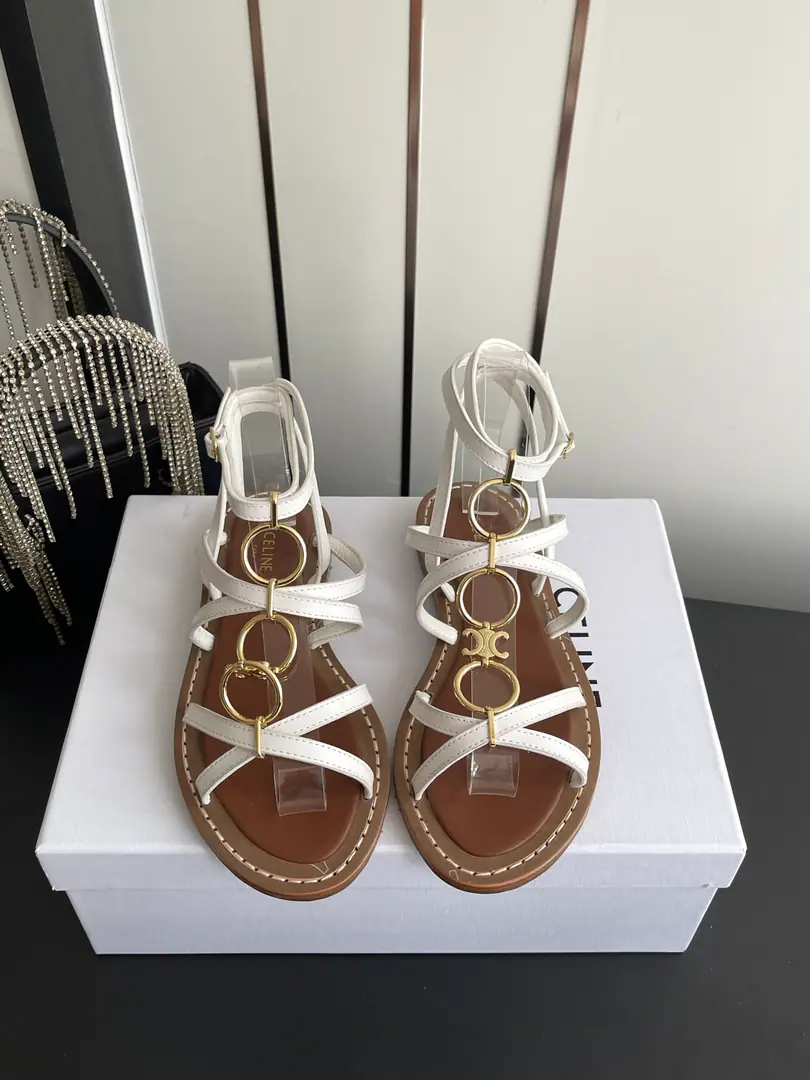 🏧𝗖𝗘𝗟𝗜𝗡𝗘The new Celebrity Metal Buffs with the toe-deep sandals.. Shoes on the face make the skin of cattle. The inside of the cow. The original is really a big one. Codes35-41（40 41Make a reservation.）