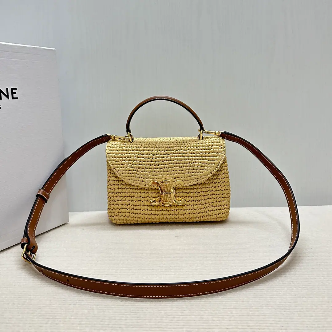 New items online.🅰️ CELINE 🆕 TEEN NINOWeaving bags New swing door bag collection. It's all about the high sense of excellence.！ A simple contours. Wait.…It's all about the incredible quality of the world.❤️ kellyThe classic line is simple and generous. No extra decoration. It's all about beauty.🫶🏻 Paragraph: 118112Weaving Dimensions: 20.5x13x8（Prefixed packaging）