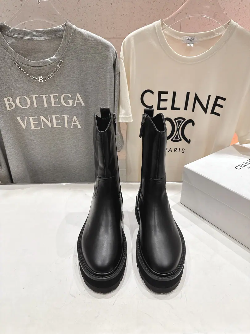 🏧𝗖𝗘𝗟𝗜𝗡𝗘/Céline. Autumn and winter, handsome and beautiful Martin boots.. The ancient Janey is a fashionable man. The upper feet are so cozy.！Low profile short-forms, It's a super-cool look with a little retro., I'm a little light on my feet., To create a variety of ways of wearing it. Import of calf leather materials in original version Uchi./The silk cow mats are chosen by the best. The original model of the rubber floor. Size35-42 [40.41.42Make a reservation.]
