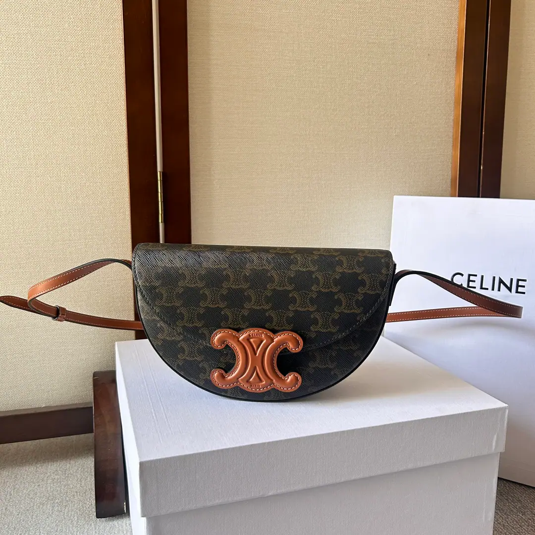 Ce22Winter Show.｜Moon bag🌙Celine BasaceThe Triad Gate. Pure cortex No point of filling of metals on the surface Instead, it's a simple thing to do.✨Press button cut. The original factory skin is made of pure steel gold. The most extraordinary detail. The bag is very well designed. It's slanting and cozy. It's a lot of fun.～It's perfect for autumn and winter with a commocort or a silhouette. It's a big one. And you can punch the shoulder belt with one more hole-second and you can wrap it under the armpit., A bag of doubles. Super-high value.😍 New ice blue systems for the new season. Super-repair.～ Model: 111233.Dimensions: 23×13.5×6cm
