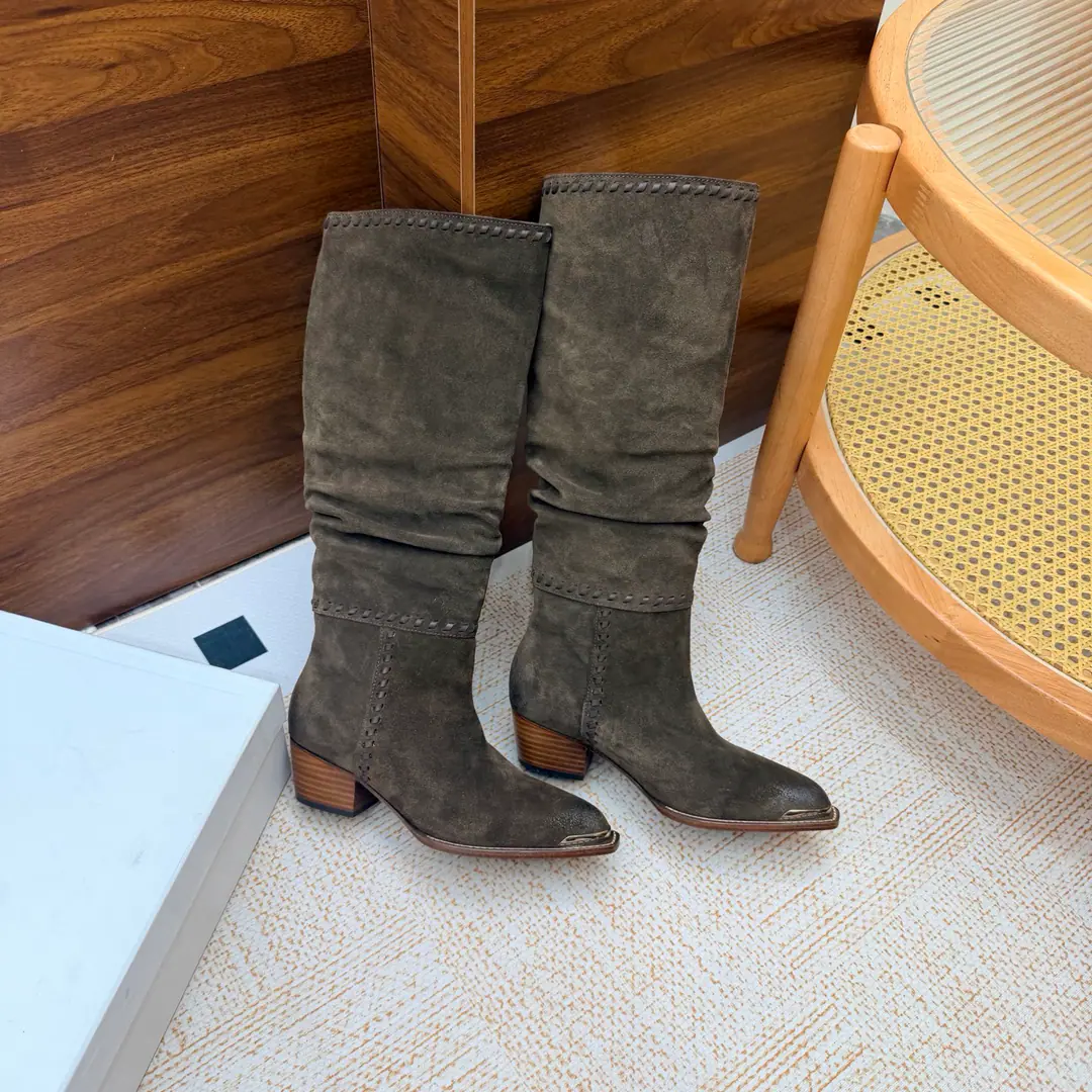 2026The cabinet is synchronized with the new money in autumn and winter. Celine｜Céline.26Autumn and new Pitchey. Bold West cowboy Martin boots.！ Top Version Niu Kyung. Bullskins. The upper foot is super handsome. It's super cool.！You're not so bad at all.. With jeans, you're a great guy.🔥It's definitely a single piece of fire this fall and winter.！ Material Skins for shoes./Bullskins. The insides are all sheep's skin. The original is really a big one. Size: 35-41 （40, 41, 42Custom）