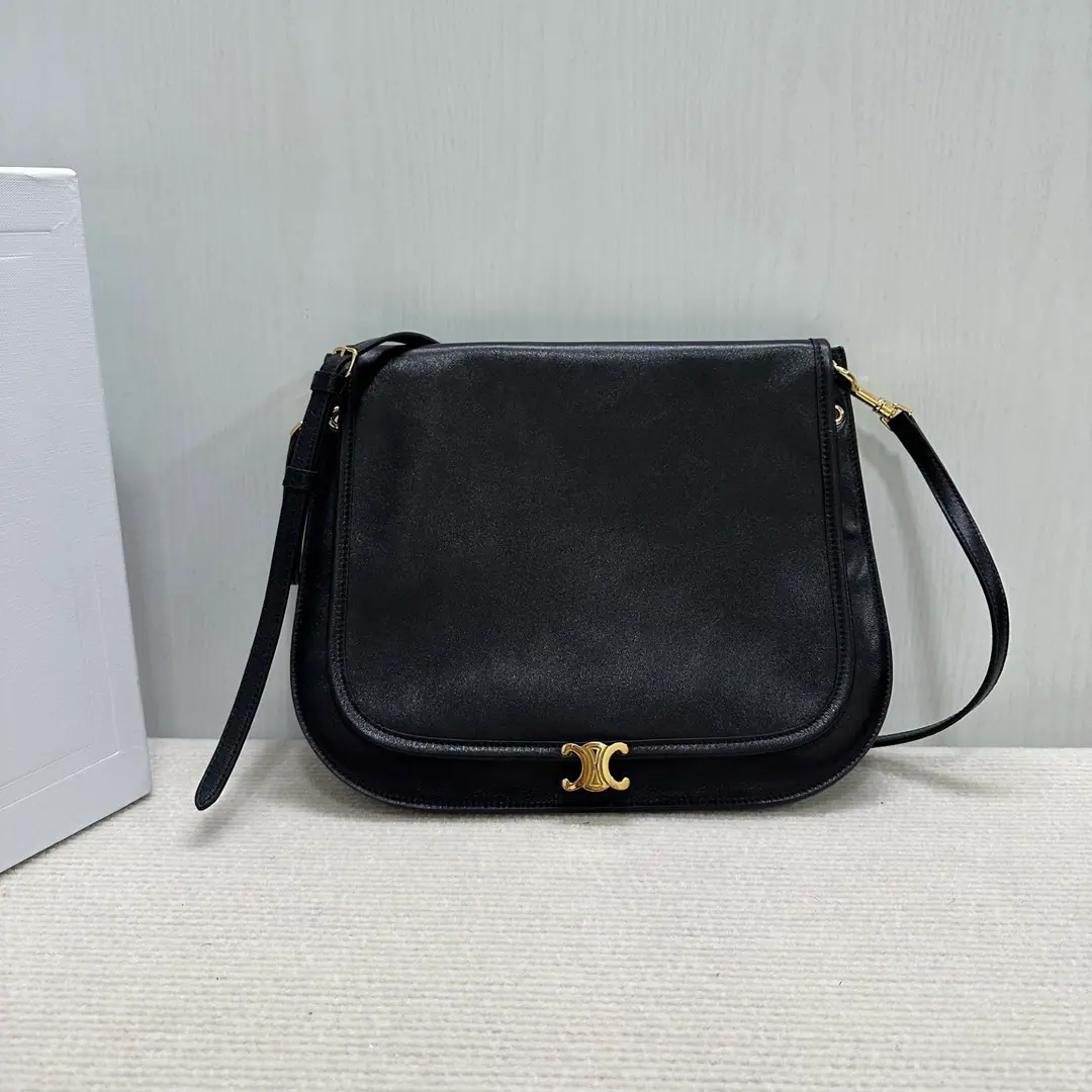🅰️🅰️Besace Handbag.👝 Latest Soft Triome Besace It's been a really hot time. Soft Triome Besace Yes.2026Spring and summer's new money., One hit.“Lazy and stylish.”♪ Feels like ♪. ·Package Design: Compared to the classic half-month bag., This one. Besace More square., The box structure makes it look more inclusive., And the capacity is bigger., It's easy to fit in a folding umbrella., - And a cup of warmth and a bag.. ·Materials and touch.: Use soft natural grains of light-faced little sheep., It's a touchy touch., It's a little bit of a ego., It's not a burden.. ·Practical Details: There's a zipper pocket on the back of his back., You can put the key or the key., Very convenient.. Magnetic straws are low profile.. Triome Insignia, There's a clean one at the start.“♪ Ting-dao ♪”Sound.. Reverses are diverse.: With disassemble and adjustable shoulder belts, I can stand alone., Slash, Or a hand-held one., It's a French-style little sister with a suit.. Paragraph: 123632 Colours: Kersio Dimensions: 32x2x26cm （Prefixed packaging）