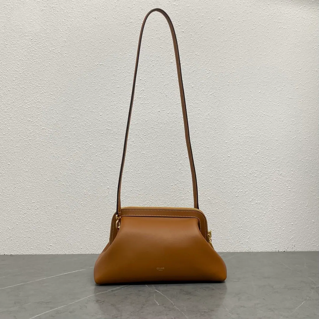 New items online.🅰️🅰️Ce DoctorSmall！ The bag flowed without any extra lines, The mute skin is a gentle cure.！ Metal locks, low profile., The inner layer is full of utility. The strap is a fine dinner handbag., Put your shoulder belt on and change into a daily commuter bag. It's Jane's big bag.[Laughing.R] The one with the body that's soft and unbreakable. ♪ And bring back the ancient gloom ♪～ No. It fits all seasons., ♪ And look never out of date ♪！ Paragraph: L10603 Colours: Brown. Dimensions: 27.5x15x14cm