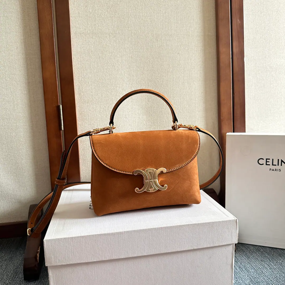 New items online.🅰️CEThe Triad Gate.kellyHandbag.👜 New swing door bag collection. It's all about the high sense of excellence.！ A simple contours. ♪ For a steady black ♪ A low-key brown classic of old flowers. Wait.…It's all about the incredible quality of the world.❤️ kellyThe classic line is simple and generous. No extra decoration. It's all about beauty.🫶🏻 Paragraph: 118113 Dimensions: 20.5x13x8（Prefixed packaging）