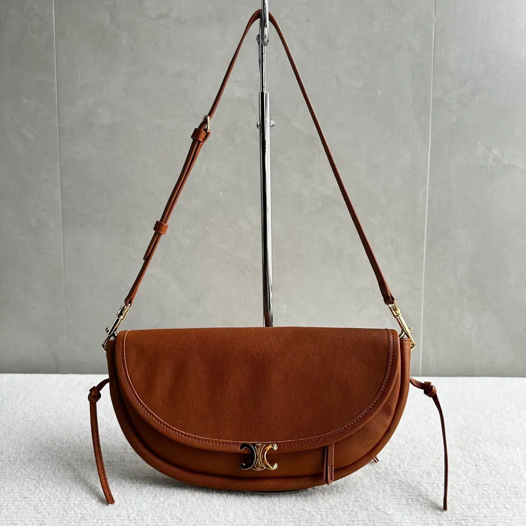 New product.🅰️🅰️ CE HALFMOON Small pocket.👜 Gentle and ancient.·The God of the atmosphere. Autumn is a great place., ♪ Spring and summer are gentle ♪ The back gets more qualitative., The older the better the better. Arc bag+Mini-Roble Gate Gold Buff. ♪ Can slant your shoulder ♪, Little guy's so friendly. It's full capacity., I'm so proud of myself. You're not going to have to go out on a daily basis.✅ Paragraph: 103778Light brown brown. Dimensions: 25×13×5cm（Prefixed packaging）