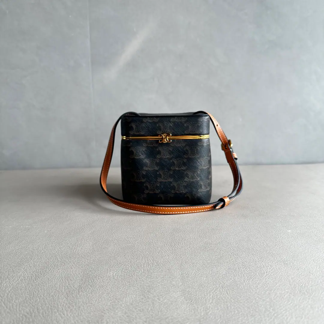 New items online.🅰️🅰️ TRIOMPHE FRAMEBox.👜 CENew lazy box.TRIOMPHE FRAME！ Use cattle skin with sheep leather liners., Gold-faced. Handheld, Hand., ♪ Shoulder ♪ TRIOMPHEMetal-based sensitivity locks 1Main partition., 1A interior comb., Regable shoulder belt It's hard to be obsessive with modern and ancient styles like this. Paragraph: 124232 Colours: Flower/Brown. Dimensions: 12.5x12.5x12.5cm （Prefixed packaging）